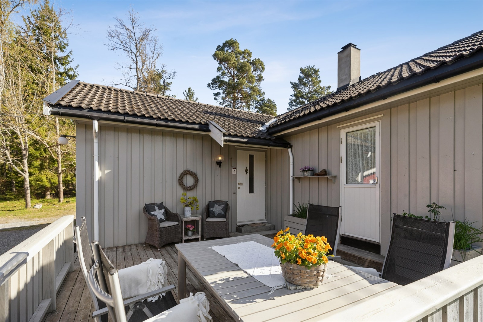 Innbydende terrasse i tilknytning til inngangspartiet, perfekt for en hyggelig velkomst og sitteplass. Galleribilde