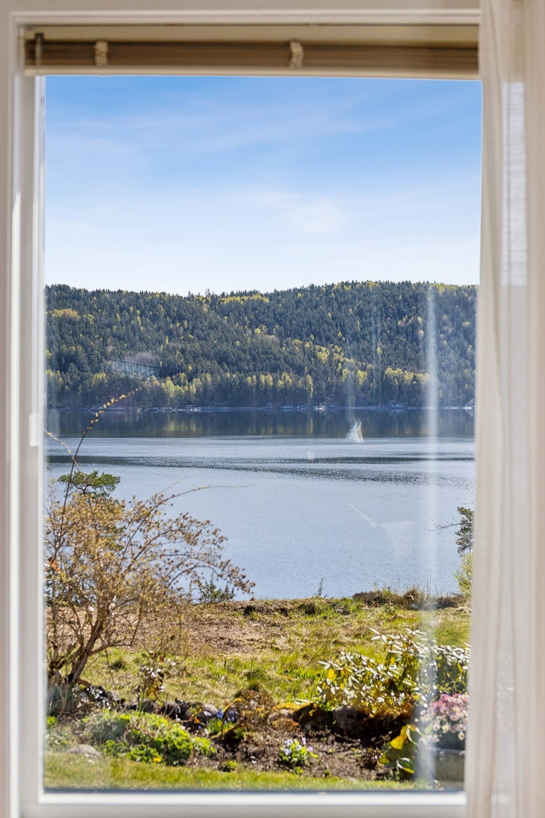 Store vindusflater inviterer fjordlandskapet inn og gir en unik nærhet til naturen utenfor. Galleribilde