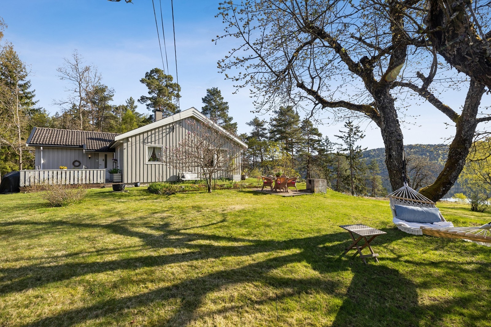 Unikt idyll ved Solbukta! - Idyllisk og sjønær eiendom med tomt på 6,7 mål med egen sjølinje og brygge. Galleribilde