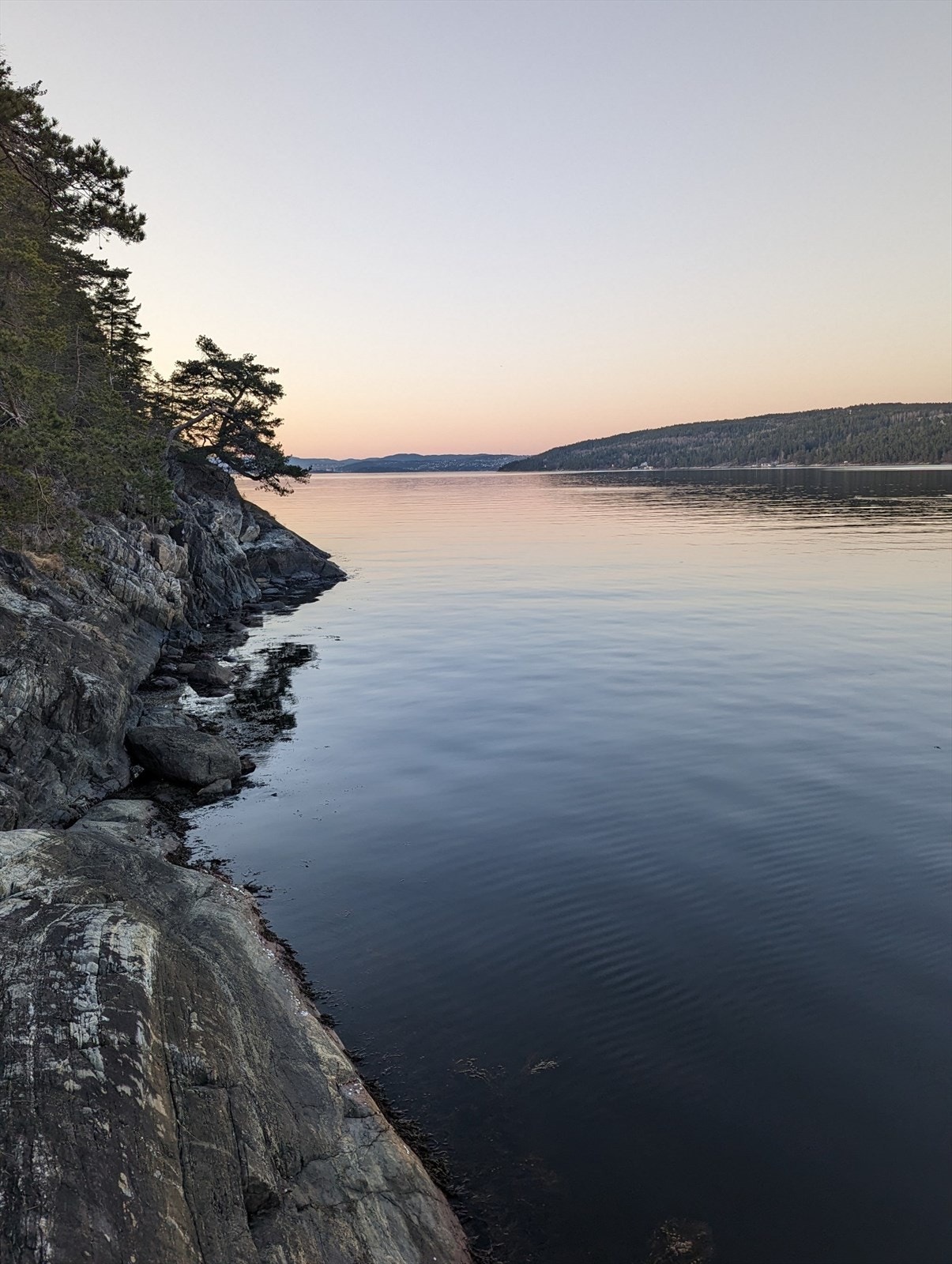 Egen brygge i vakker solnedgang, der varme fargetoner speiler seg i vannet og skaper en rolig og stemningsfull atmosfære (selgers bilde) Galleribilde