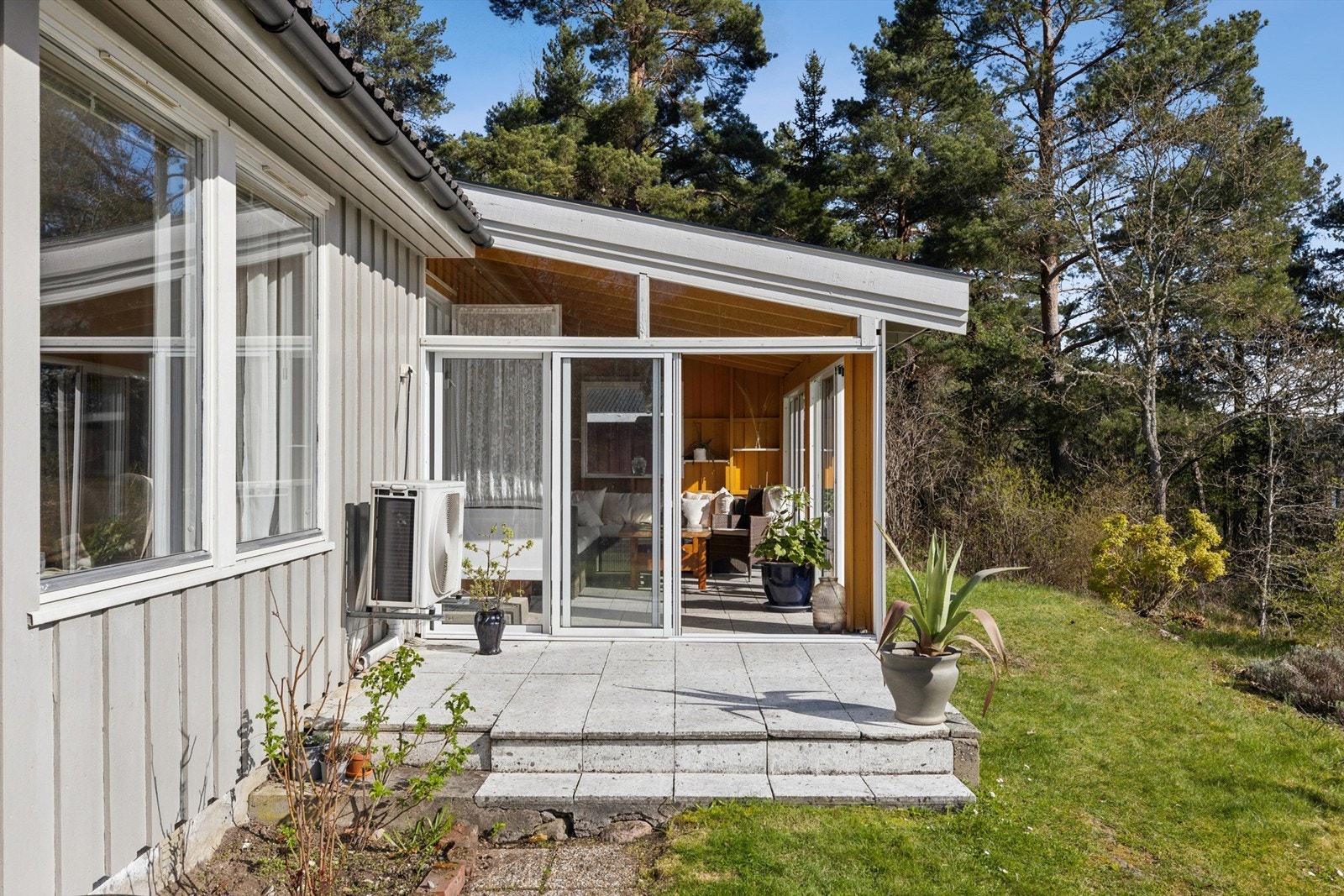 Fra vinterhagen er det enkel og naturlig adkomst ut til hagen, som skaper en sømløs overgang mellom inne- og uterom. Galleribilde