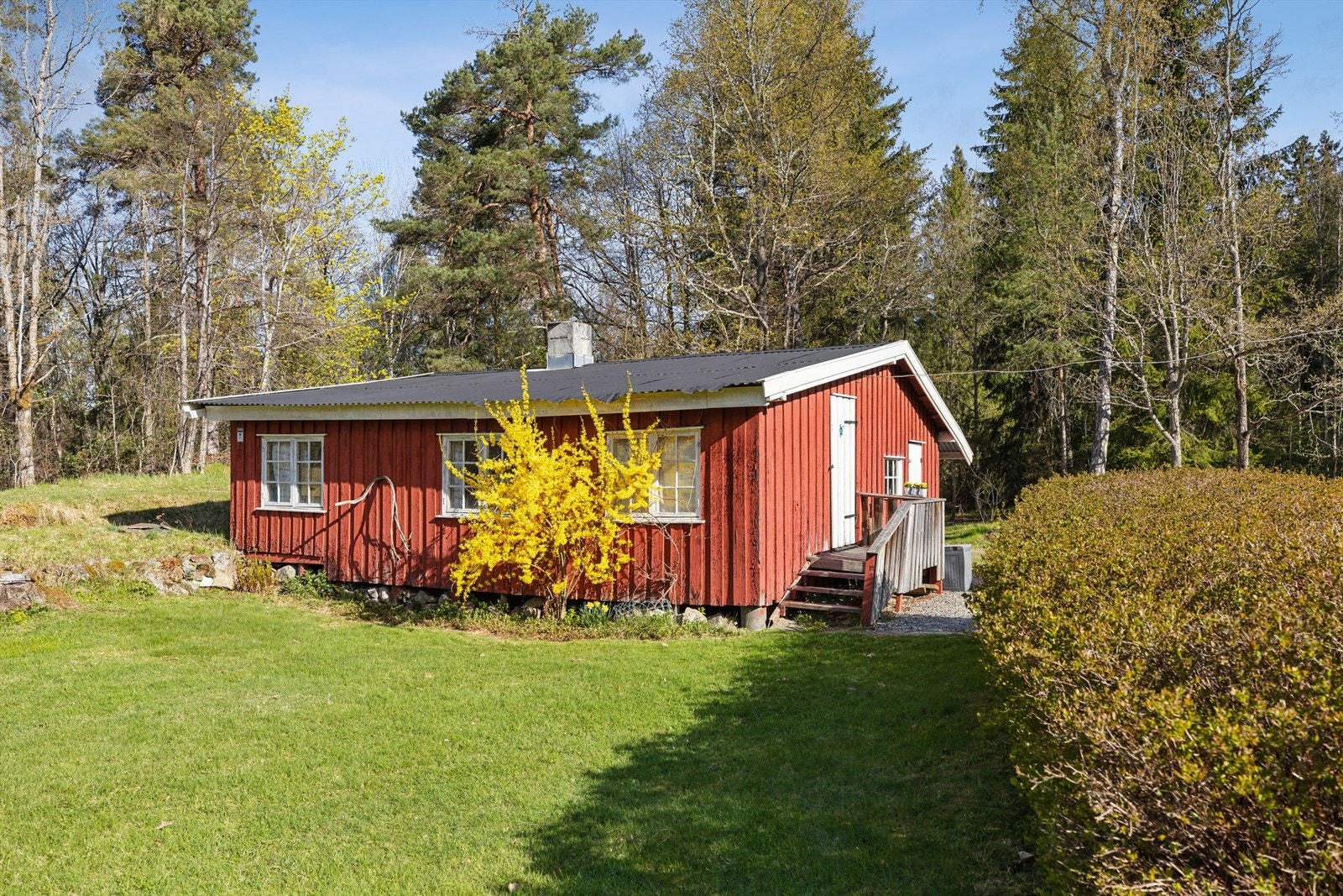 Uthuset er romslig og har tidligere fungert som anneks, og fremstår som en fleksibel bygning med mange bruksmuligheter. Galleribilde