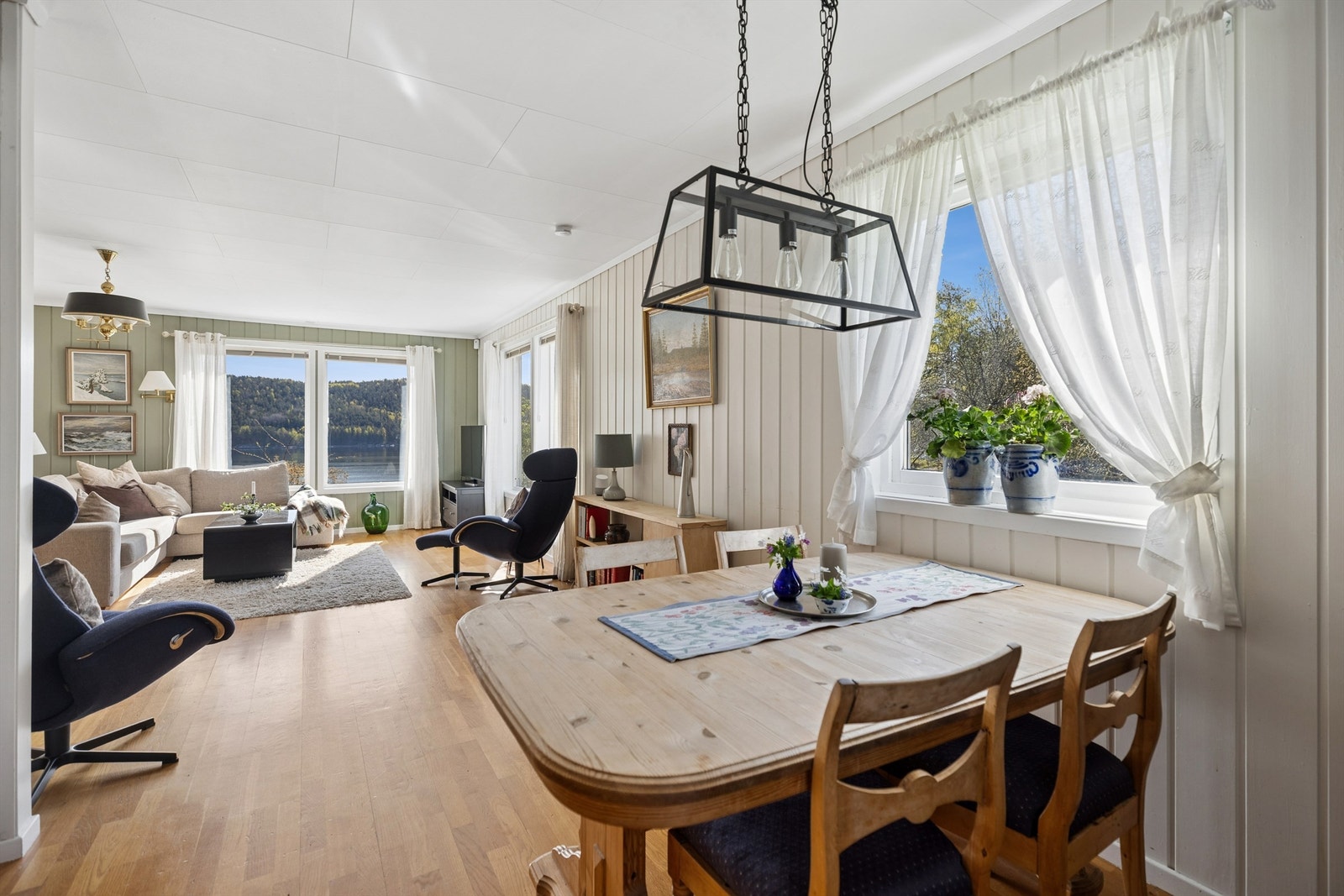 Her kan du spise med utsikt til fjorden og følge lyset og årstidene gjennom store vindusflater. Galleribilde