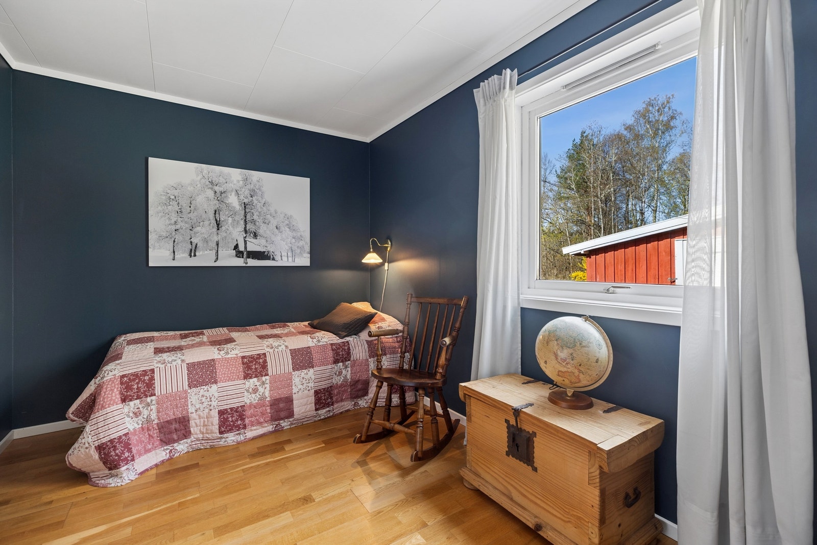 Soverom nr. 3 har god plass til både enkelt- og dobbeltseng, eikeparketten gir et tidløst preg. (Opprinnelig bod, ikke omsøkt/godkjent til varig opphold) Galleribilde