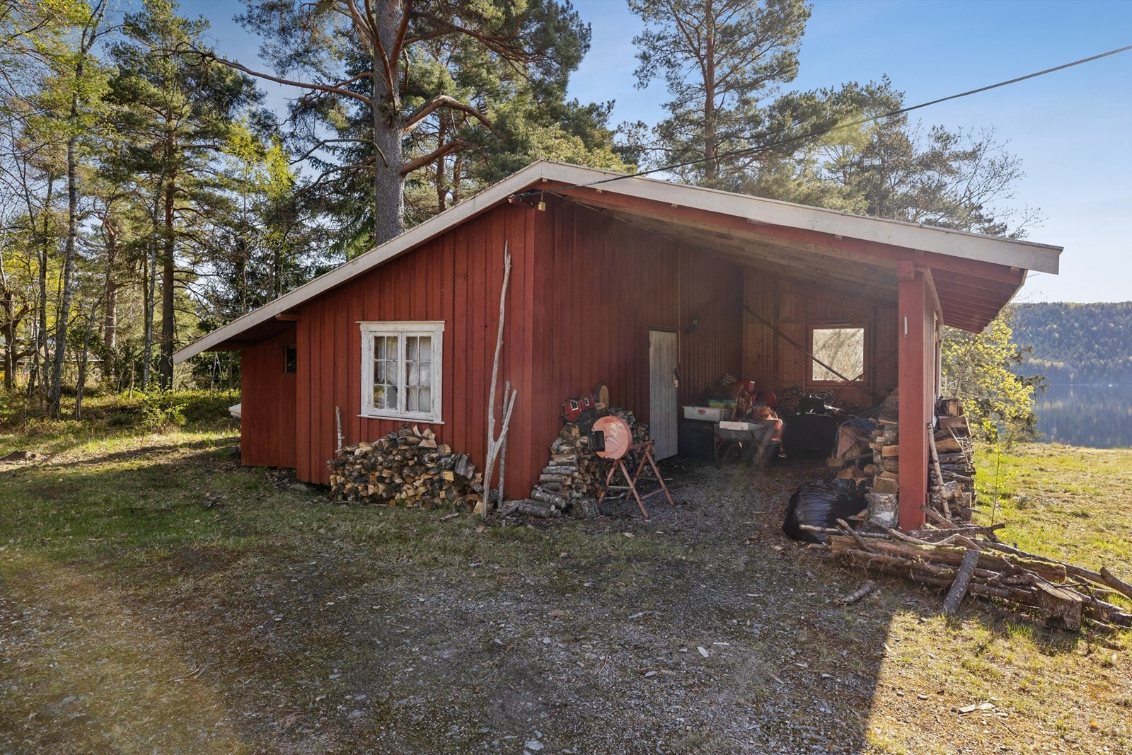 Uthus nr. 2 med carport masse bodplass Galleribilde