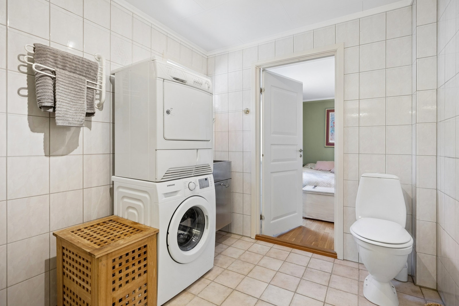 Badet har romslig plass for vaskemaskin og tørketrommel. Rommet har adkomst til soverom og stue. Galleribilde