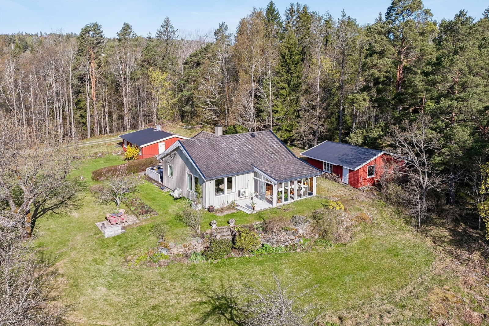Boligen består av to uthus i tillegg til hovedhuset og er omkranset av skog- og mark. Galleribilde