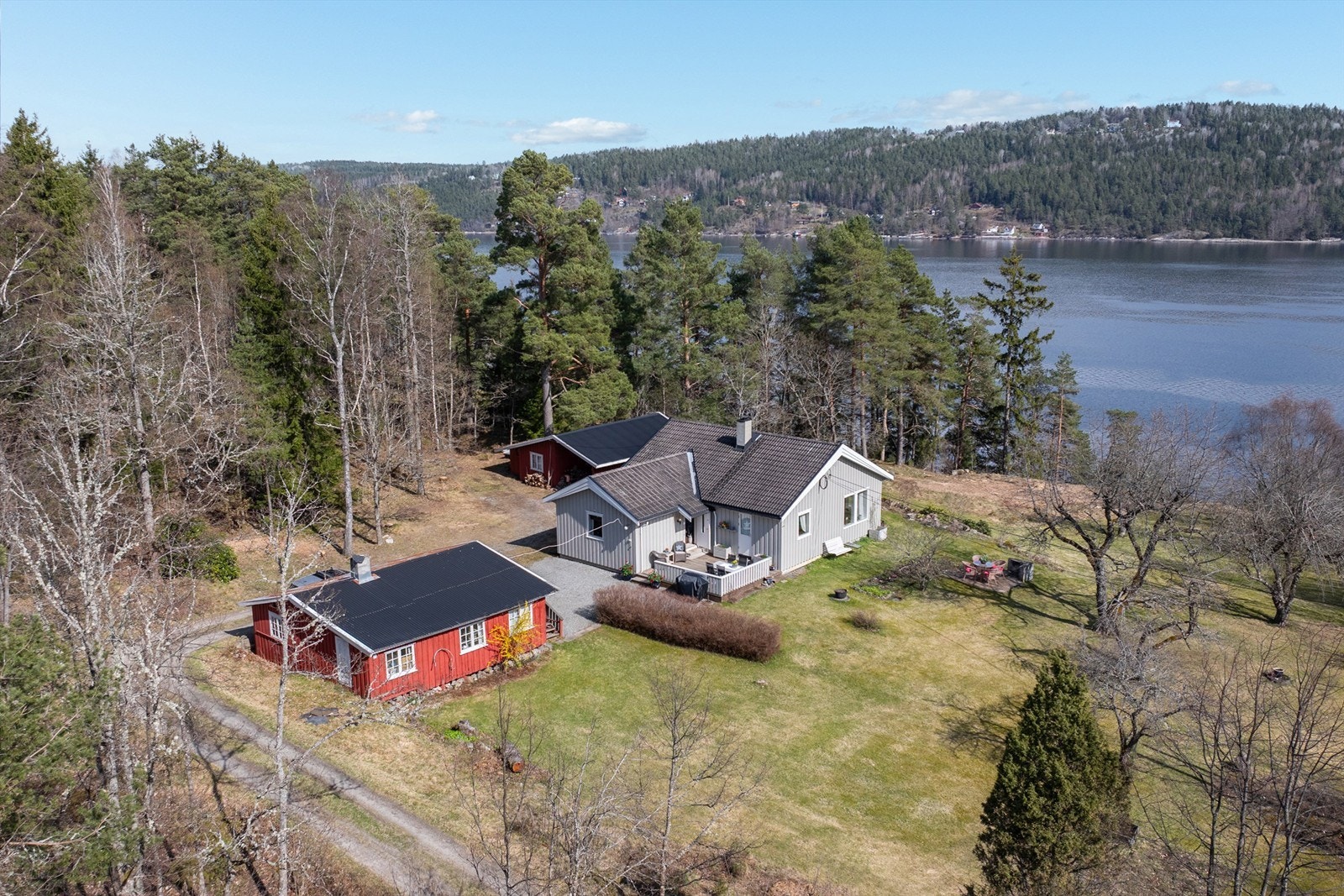 Eiendommen fremstår som en sjelden perle med stor hage, tett på naturen med skog og mark rundt, samt egen sjølinje og brygge. Galleribilde