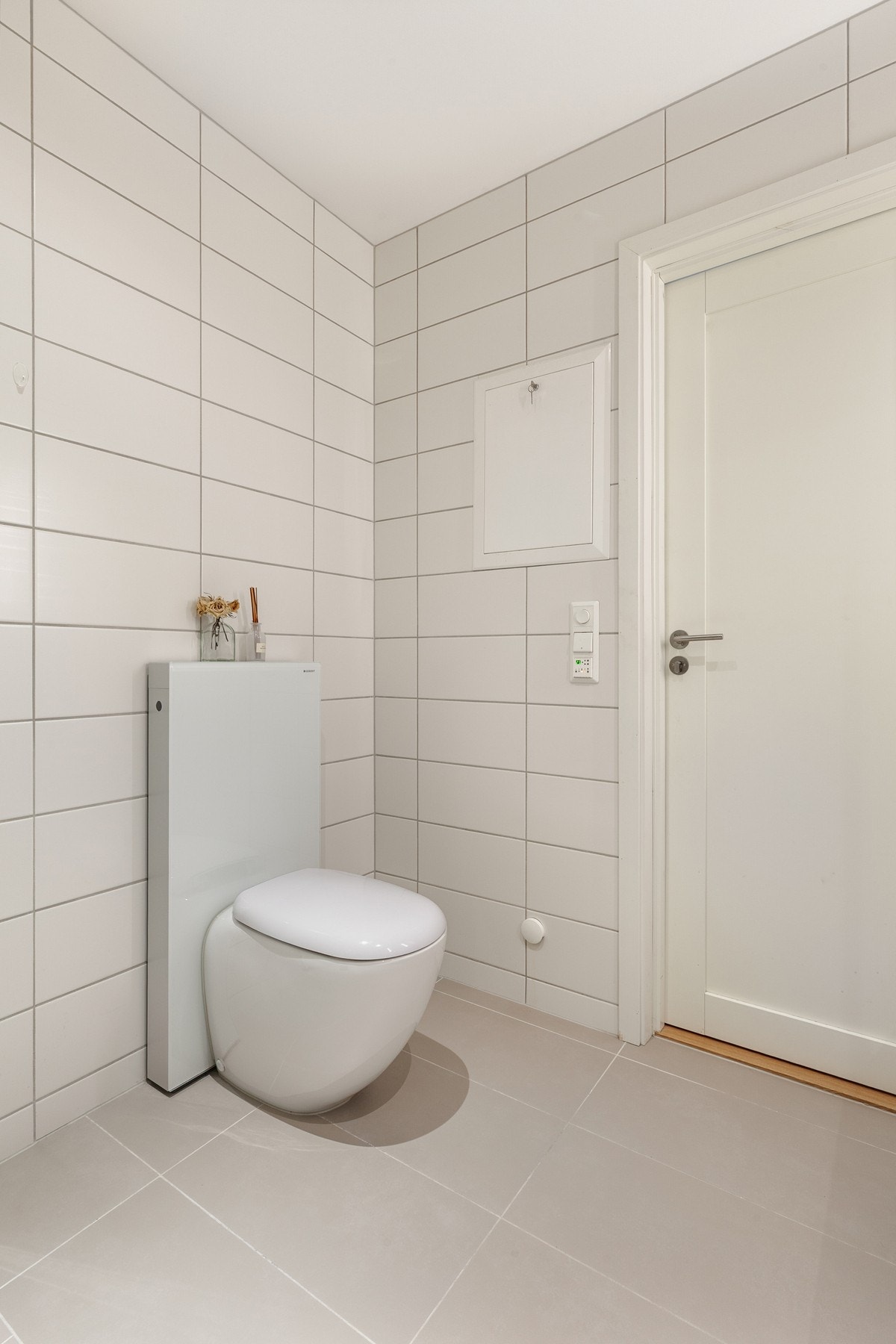Badet har opplegg for vaskemaskin og praktisk hjørnedusj med innfellbare dører som kan ryddes bort for bedre plass. Galleribilde