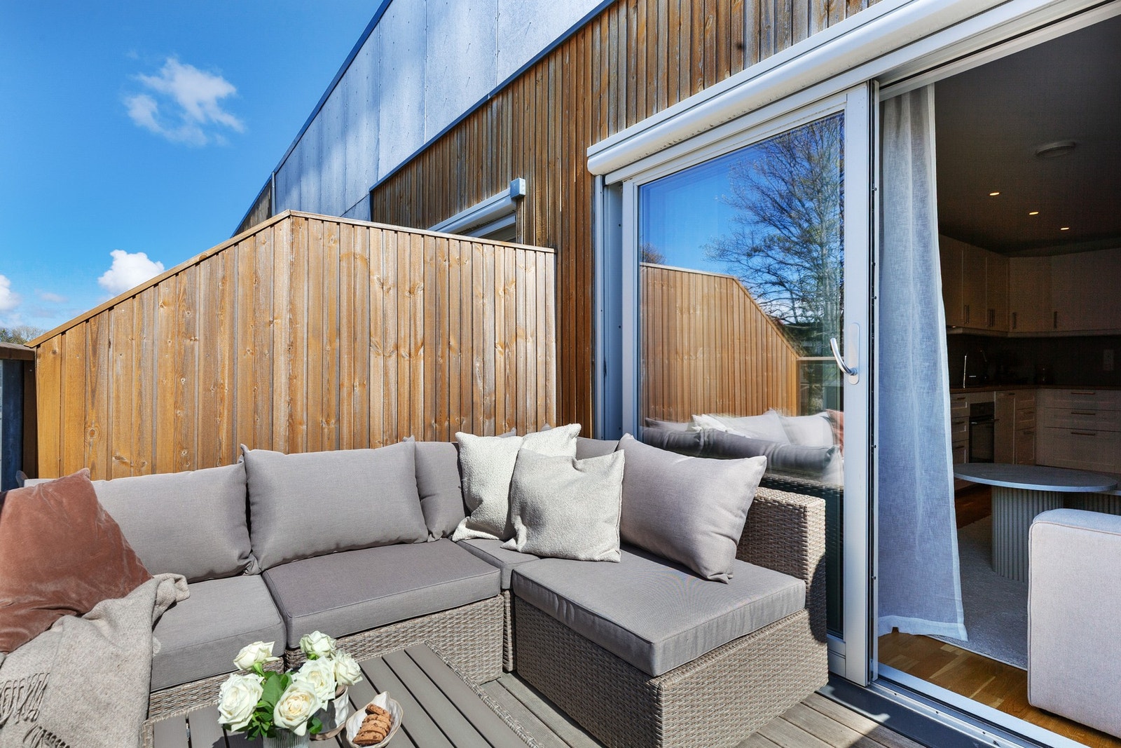 Innbydende balkong med gode solforhold og plass til ønsket sittegruppe. Galleribilde