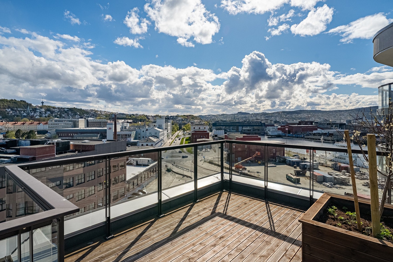 Stor felles takterrasse m/ sol fra morgen til sen kveld Galleribilde