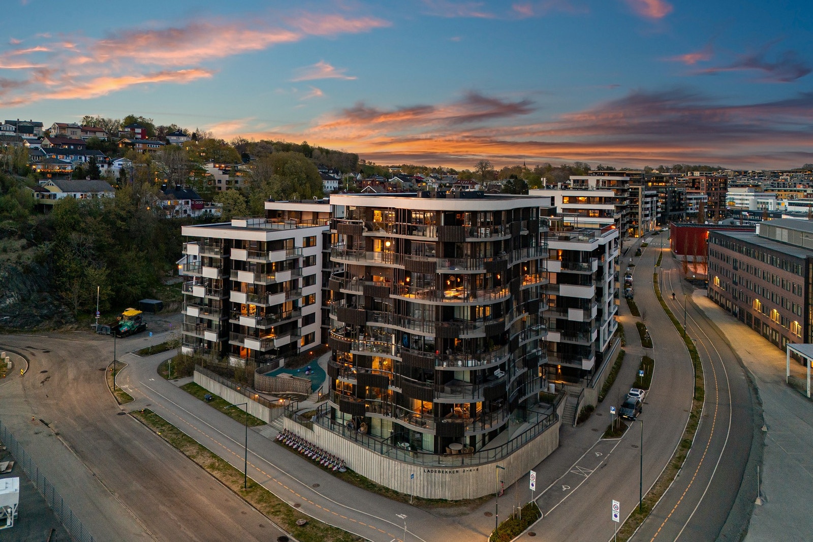 Området har moderne bebyggelse og har attraktiv beliggenhet med kort vei til sentrum av Trondheim. Galleribilde