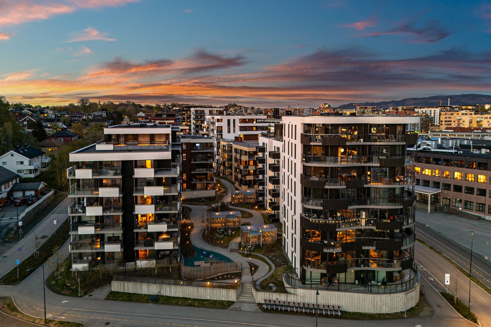 Mellom boligblokkene er det opparbeidet fine fellesområder. Velkommen! Galleribilde