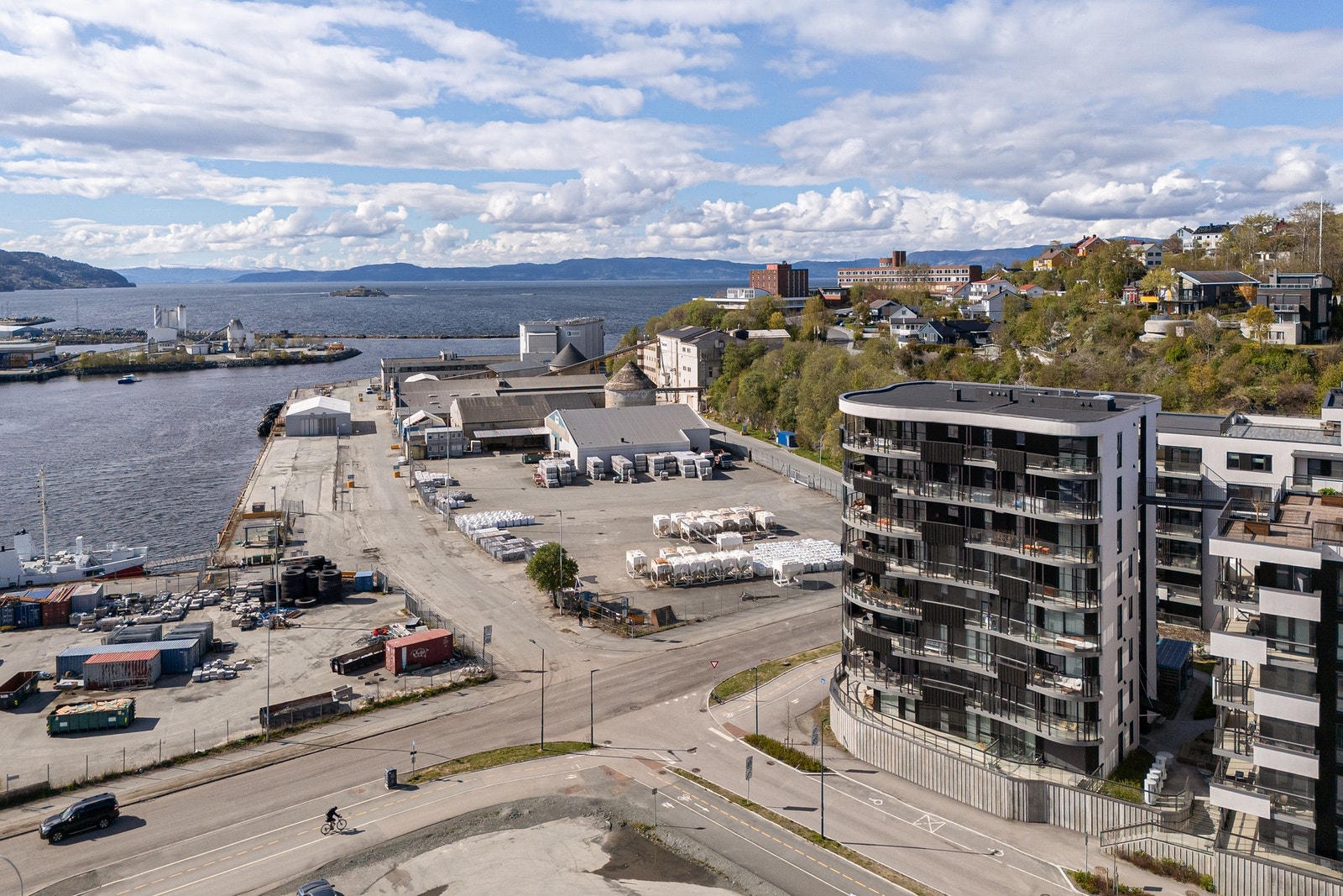 Nærheten til sjøen og byen er noe av det man setter pris på ved å bo akkurat her. Galleribilde