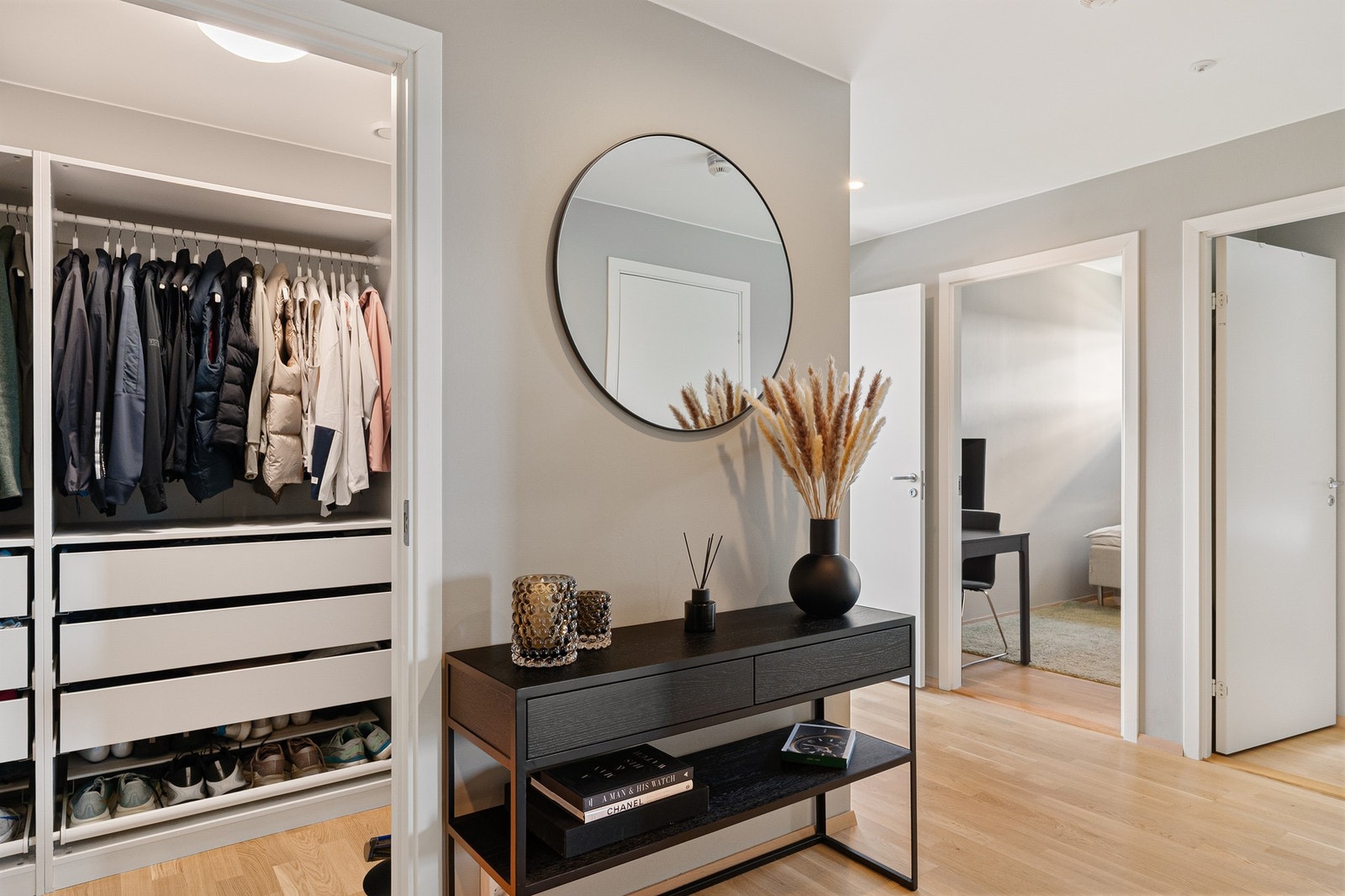 Leiligheten har walk-in garderobe og 2 gode soverom. Galleribilde