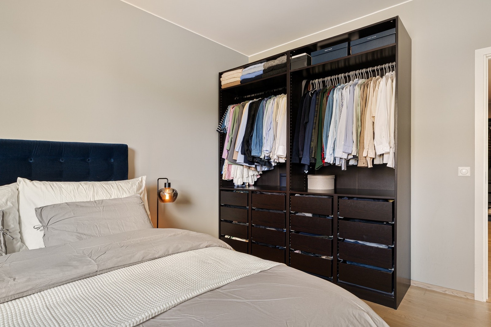 Her har du god plass til stor dobbeltseng, garderobe og nattbord. Galleribilde