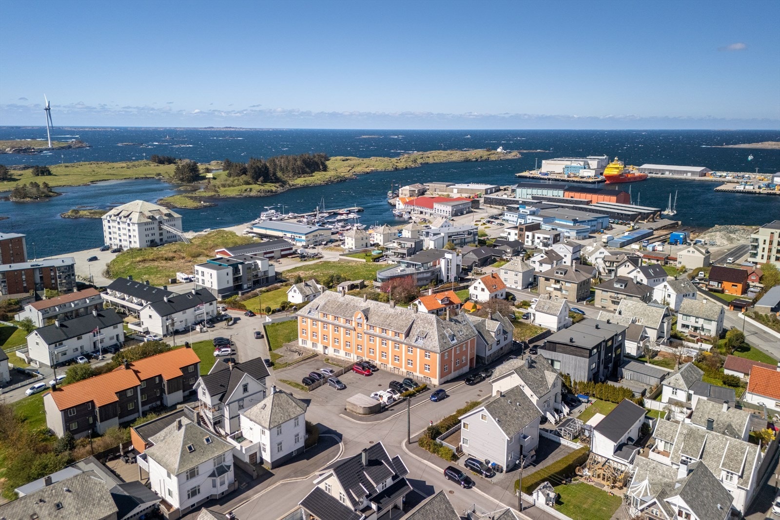 Hasseløy er den nordligste av de sentrumsnære øyene i Haugesund - Herfra kan du spasere inn til Haugesund sentrum på 5 minutter Galleribilde