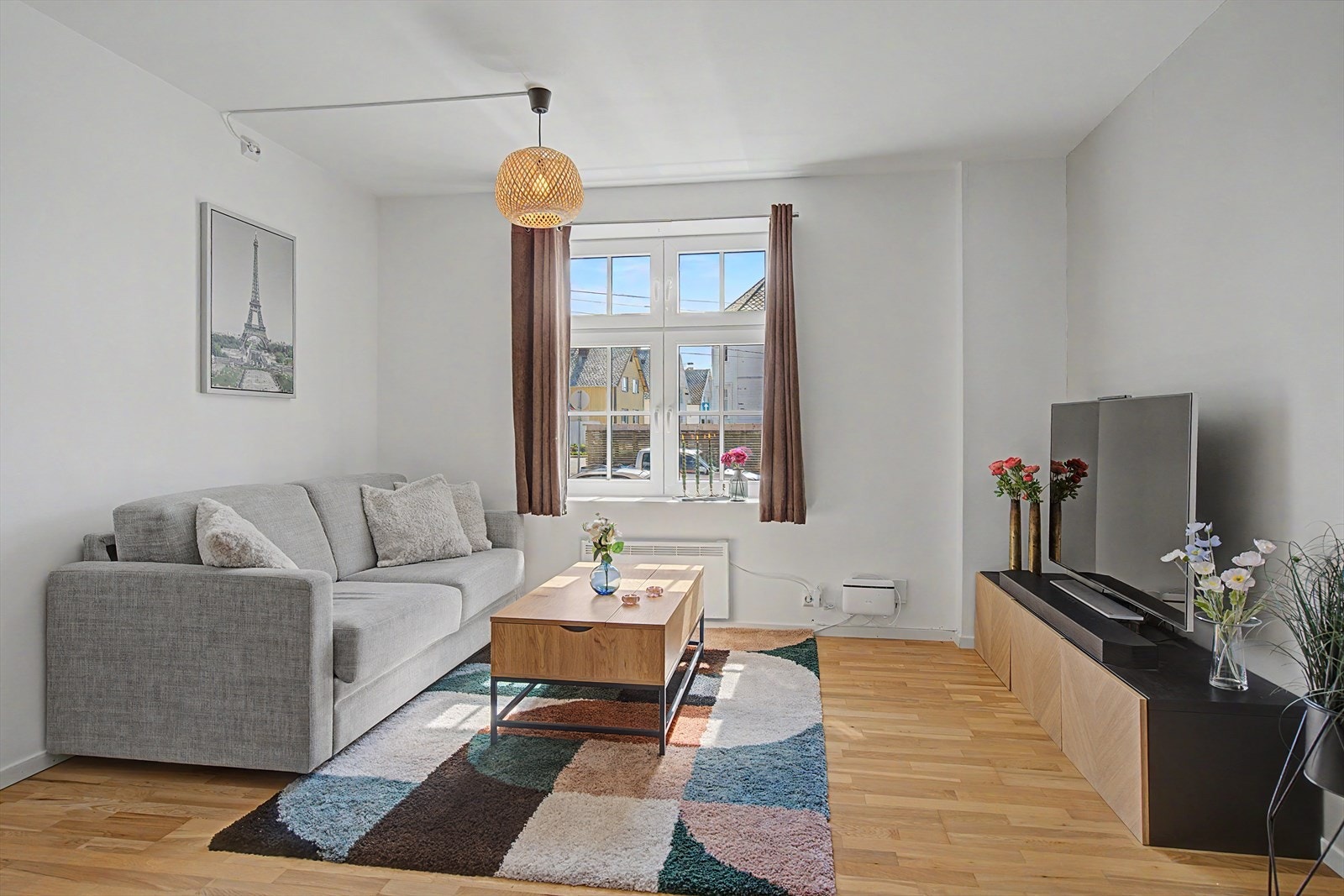 Store vinduer og godt naturlig lysinnslipp. En sjarmerende og koselig bolig som passer godt for enkeltpersoner eller par som ønsker å bo sentrumsnært Galleribilde