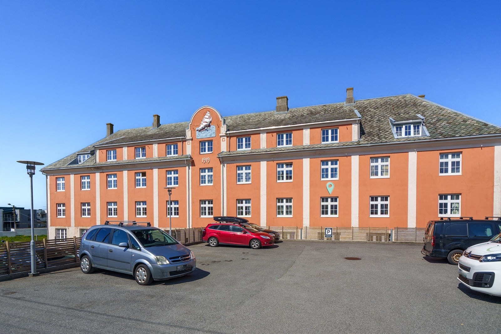 Sameiet har felles parkeringsplasser som benyttes av beboerne Galleribilde