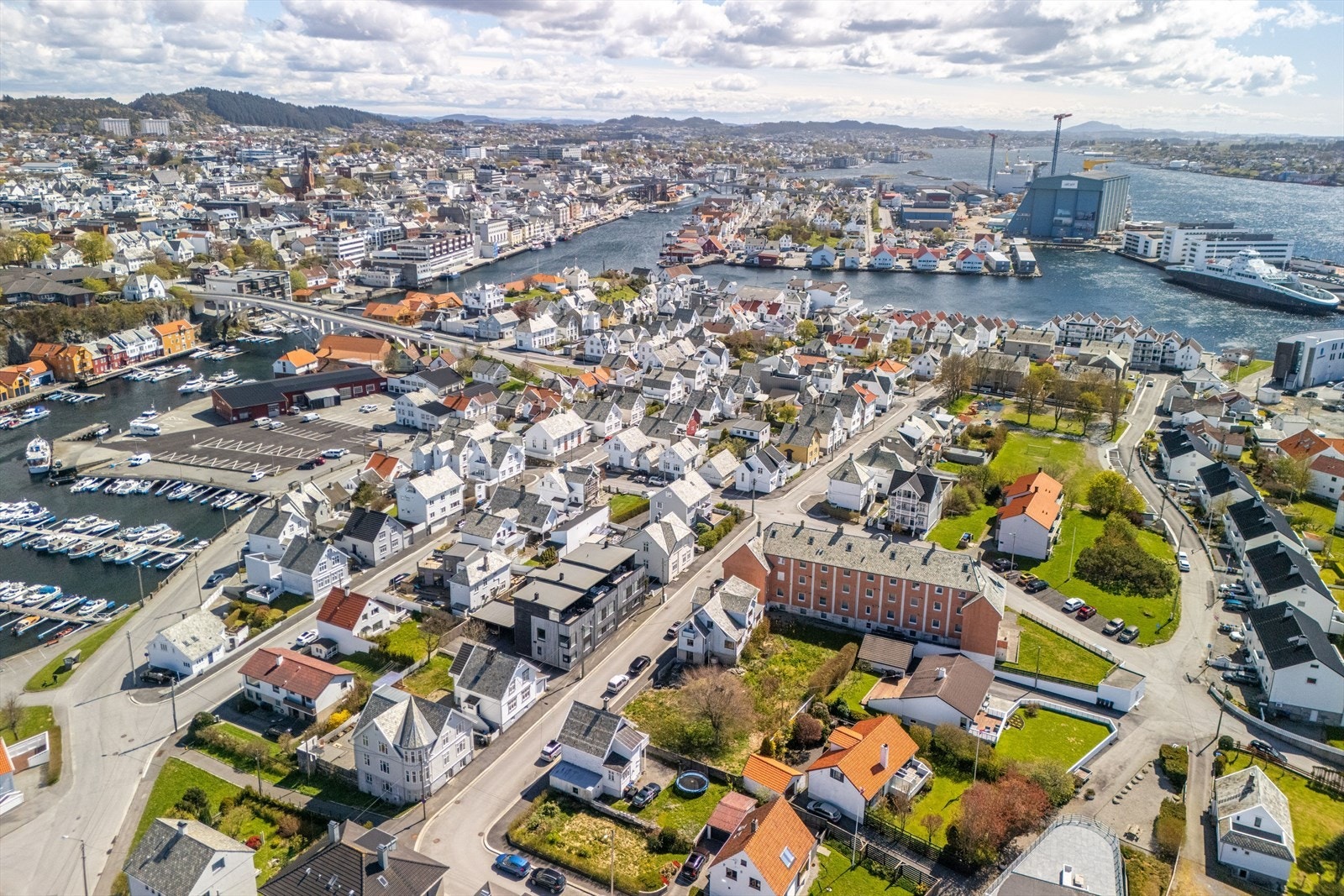 Rolig og sentrumsnært område med både lekeplass og fotballøkke i nærområdet Galleribilde