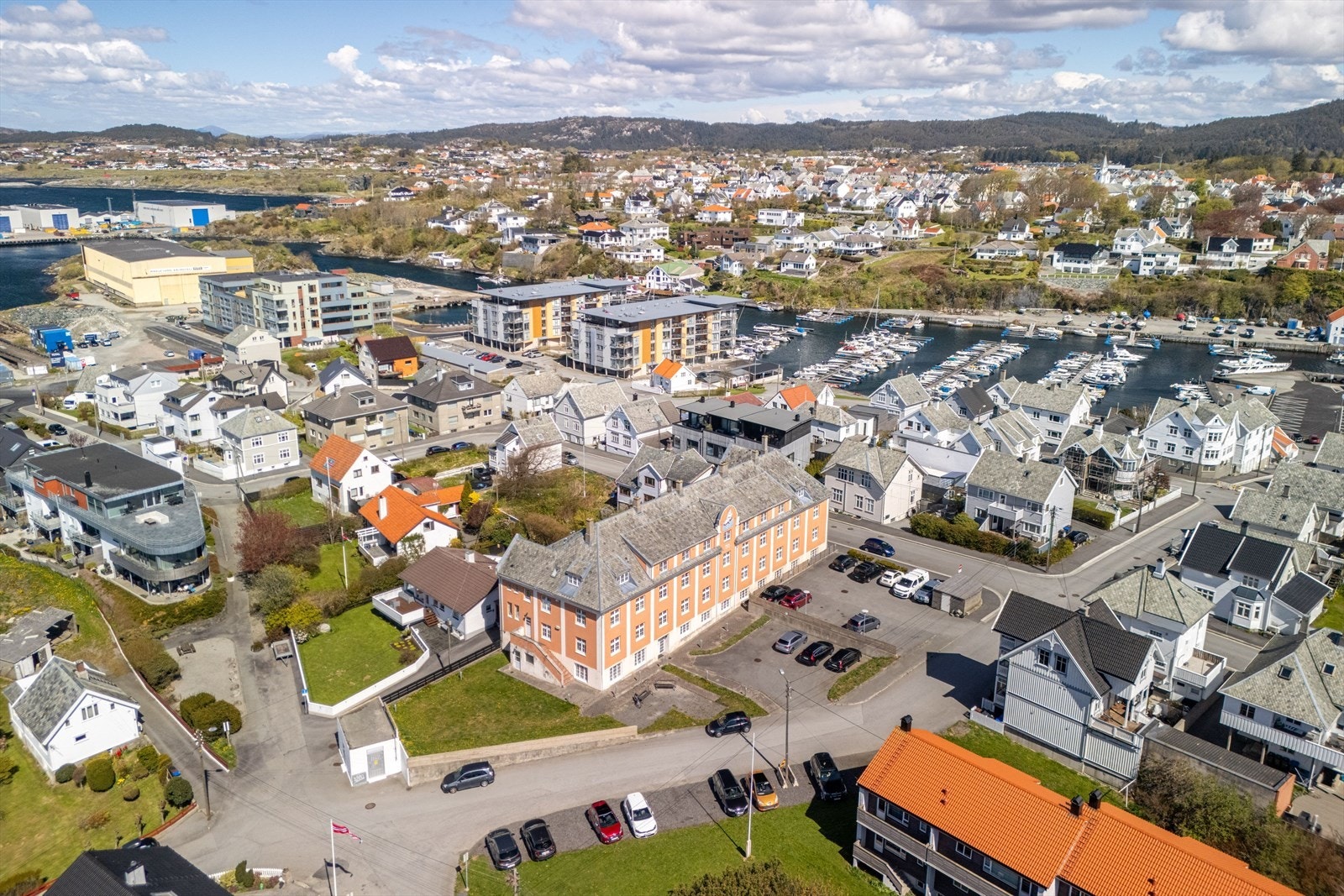 Sjømannshjemmet ligger sentralt til på Hasseløy, med nærhet til maritime omgivelser og alt av byens servicetilbud innen nær rekkevidde Galleribilde