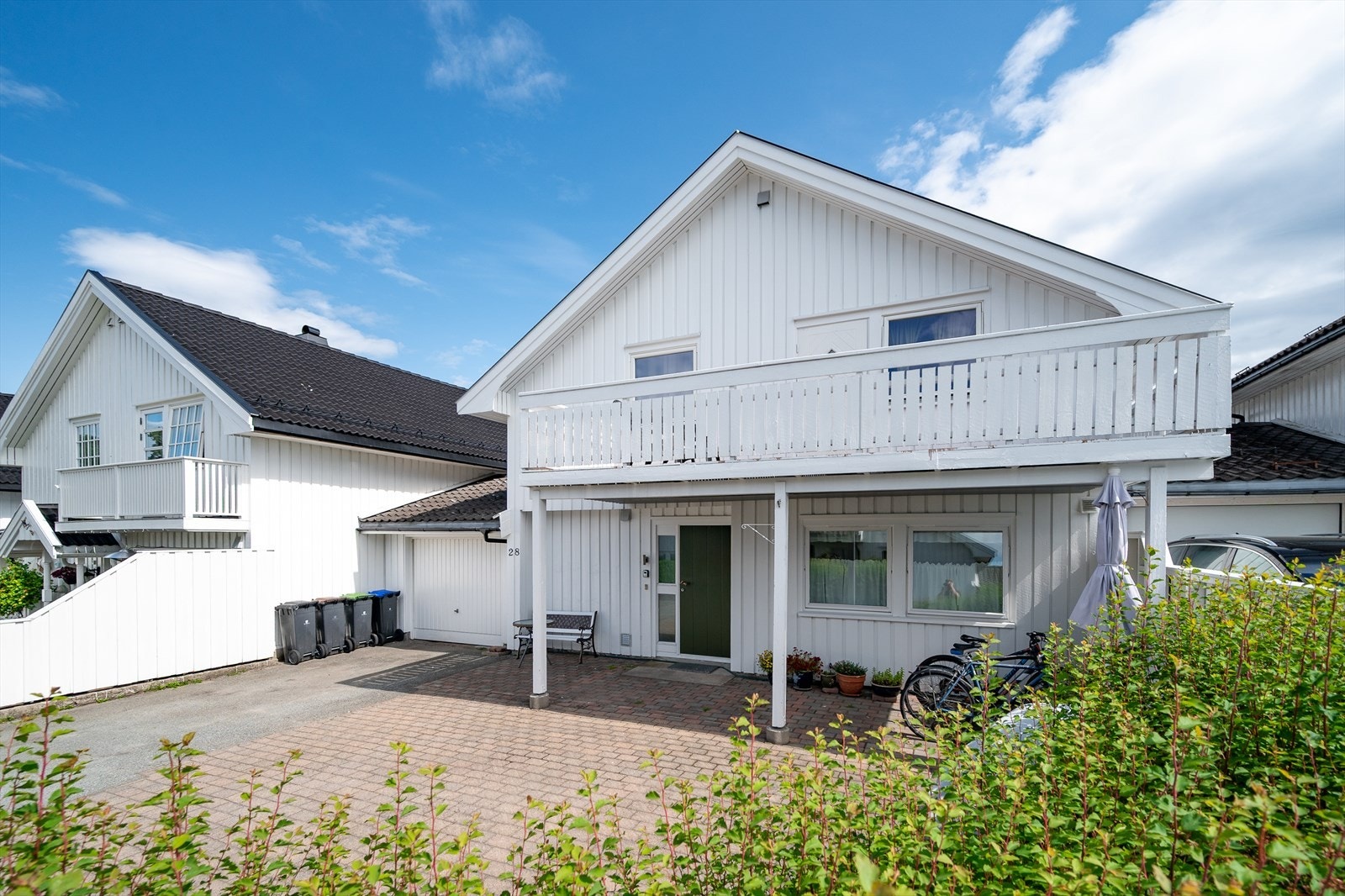 Boligen har en familievennlig planløsning med fire soverom og uteplasser på begge sider av huset. Galleribilde