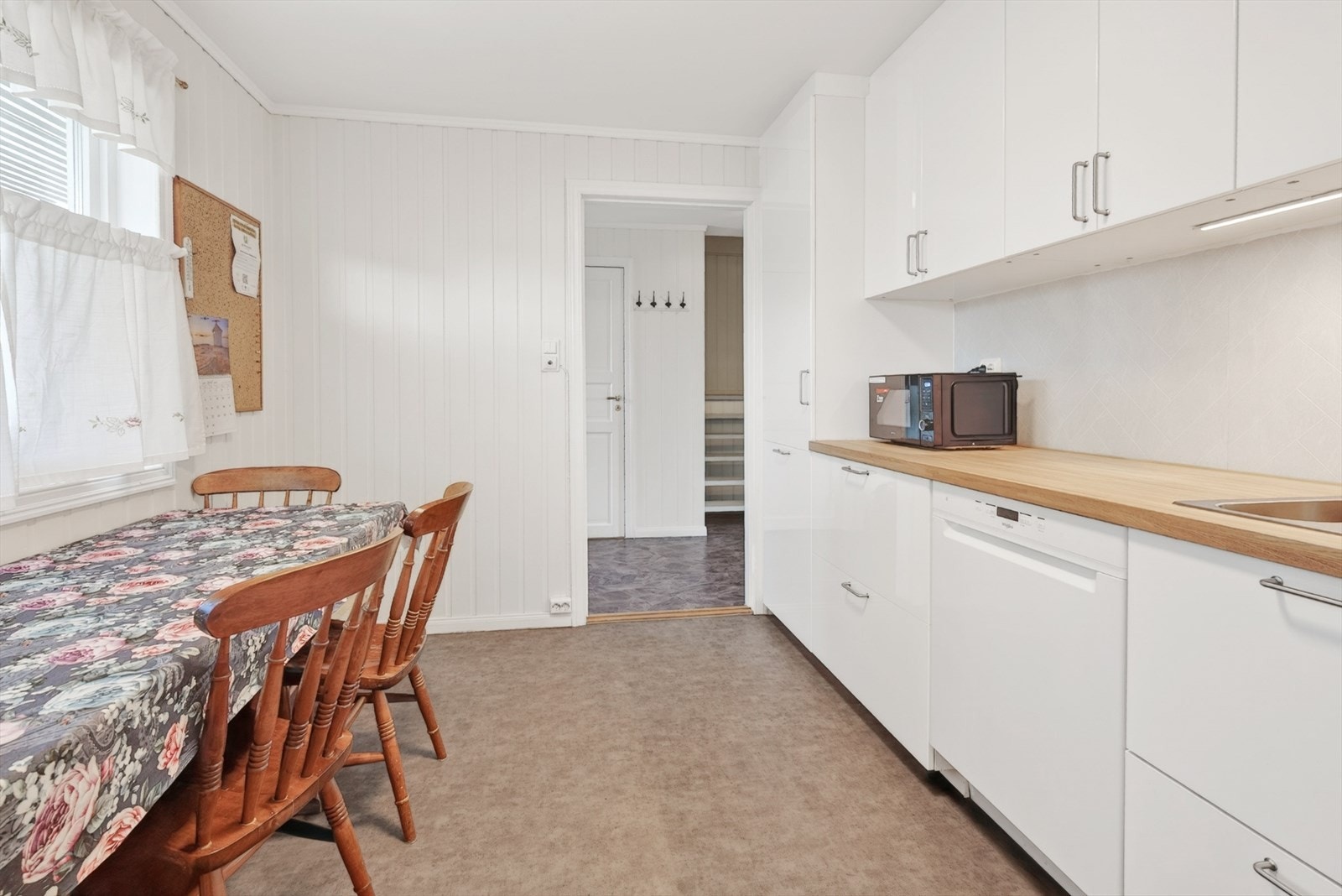 Kjøkkenet har god plass til en hyggelig spiseplass for hverdagsmåltidene. Galleribilde