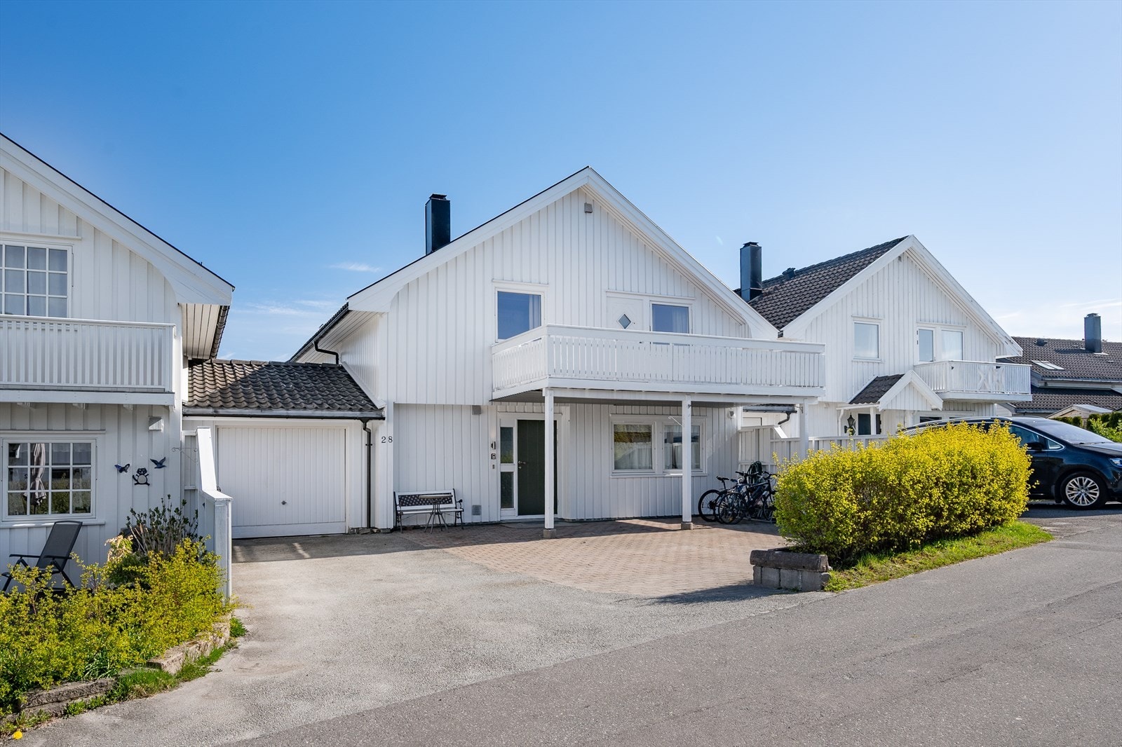 Garasje i tilknytning til boligen, samt biloppstillingsplass på egen tomt. Galleribilde