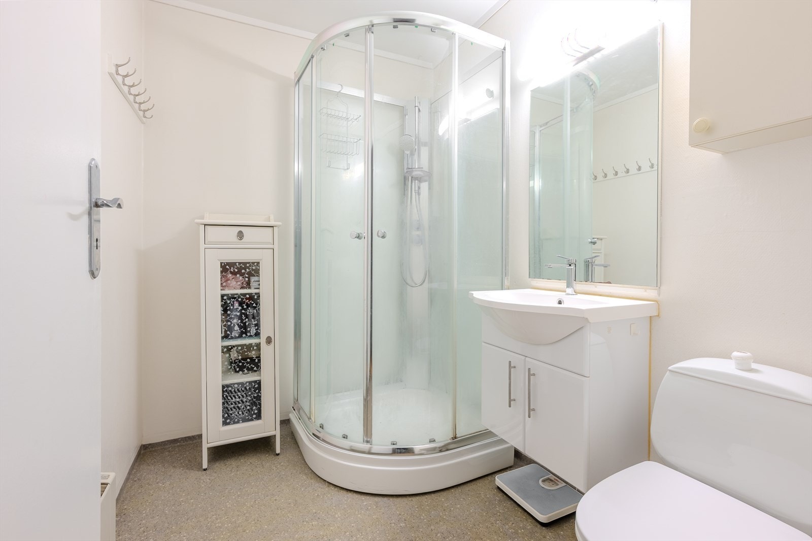 Badet på loftet ble oppgradert i 2017 og har innredning med nedfelt servant og dusjkabinett. Galleribilde