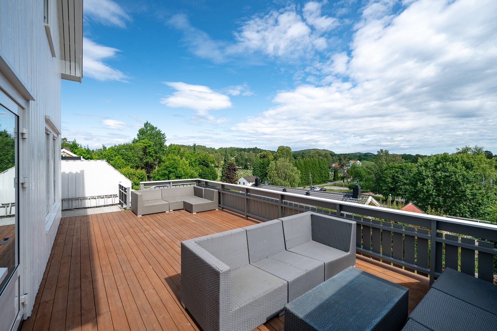 Fra stuen er det utgang til en romslig terrasse på 34 m² med flott utsikt over nærområdet. Galleribilde