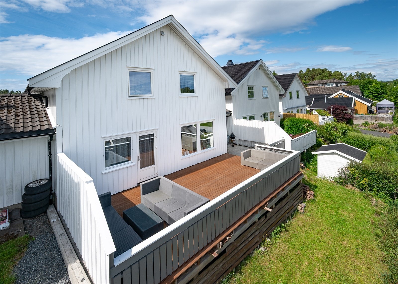 Den store og usjenerte terrassen har god plass til utemøbler og sosiale sammenkomster. Galleribilde