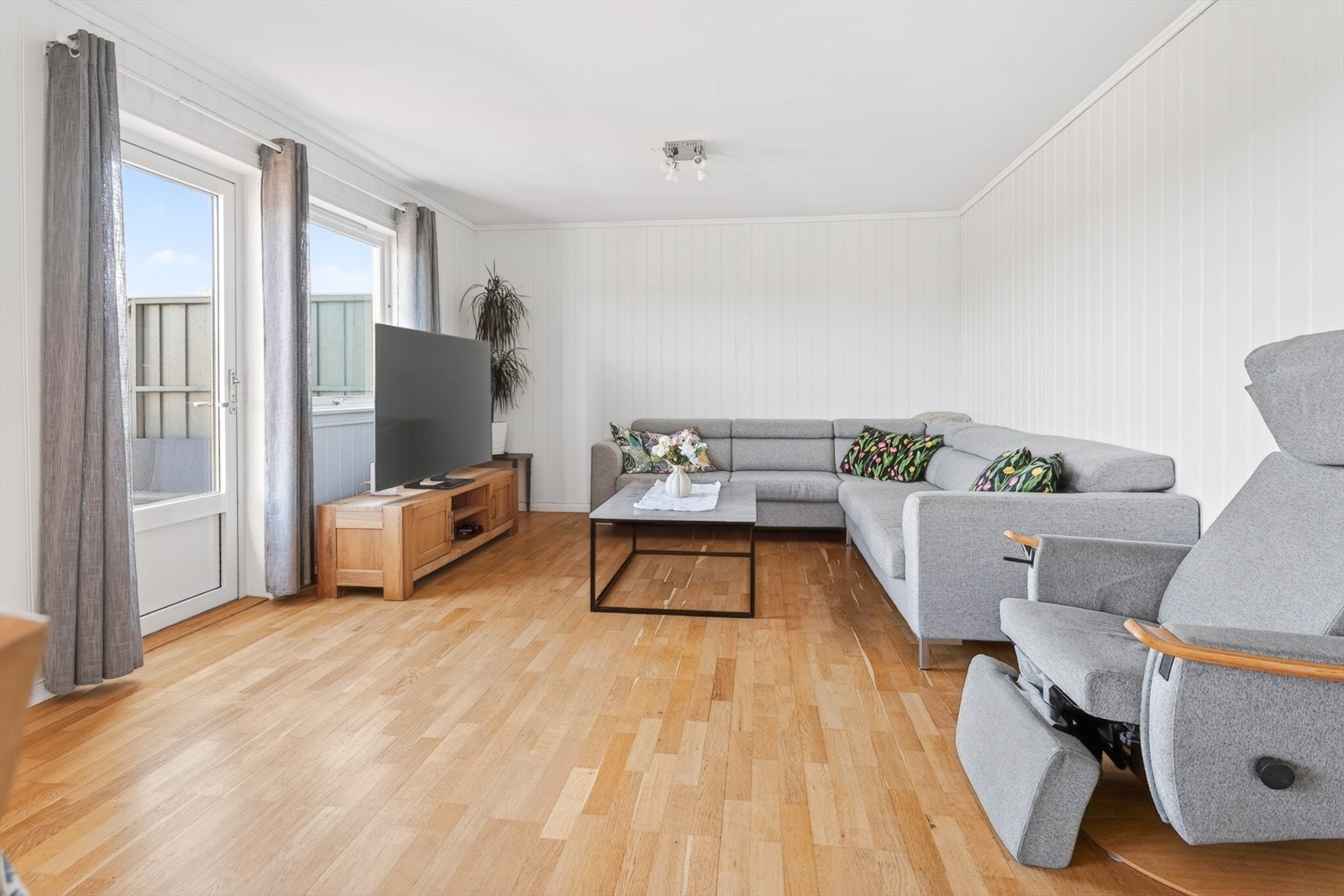 Stuen har parkett på gulvet og direkte utgang til den store terrassen. Galleribilde
