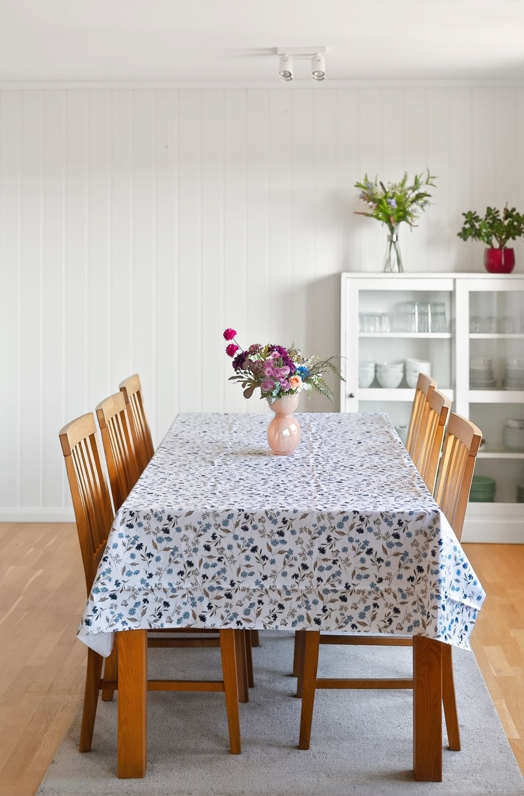 Store vindusflater slipper inn rikelig med dagslys. Galleribilde