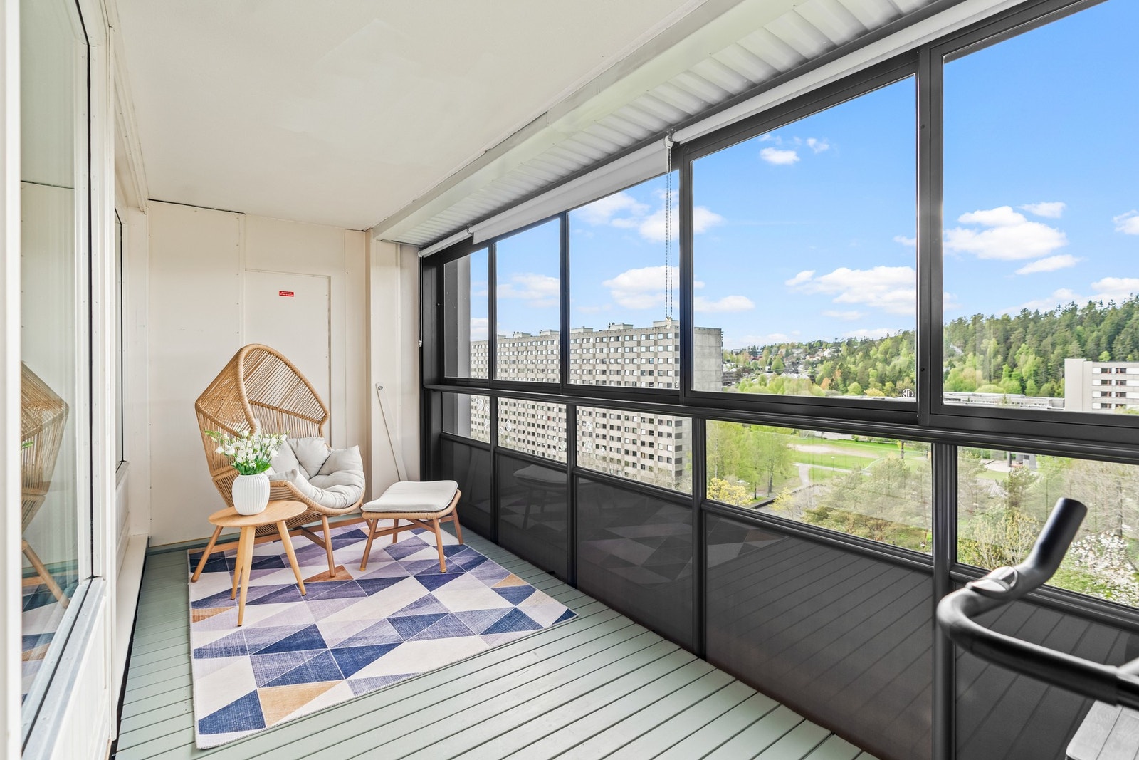 Innglasset balkong med hyggelig utsyn og gode solforhold. Galleribilde