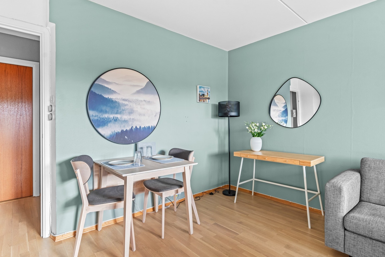 Stuen har en praktisk utforming med fleksible møbleringsmuligheter. Galleribilde
