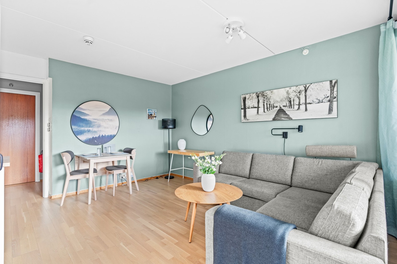 Store vindusflater gir rikelig med naturlig lysinnslipp. Galleribilde
