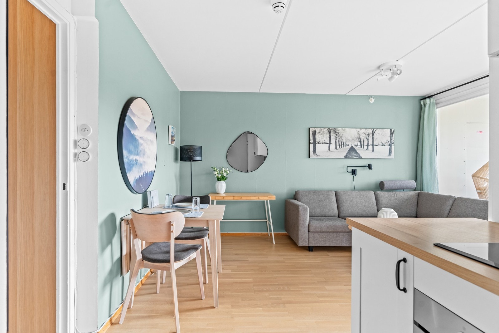 Et hyggelig oppholdsrom med plass til både hverdag og selskap. Galleribilde