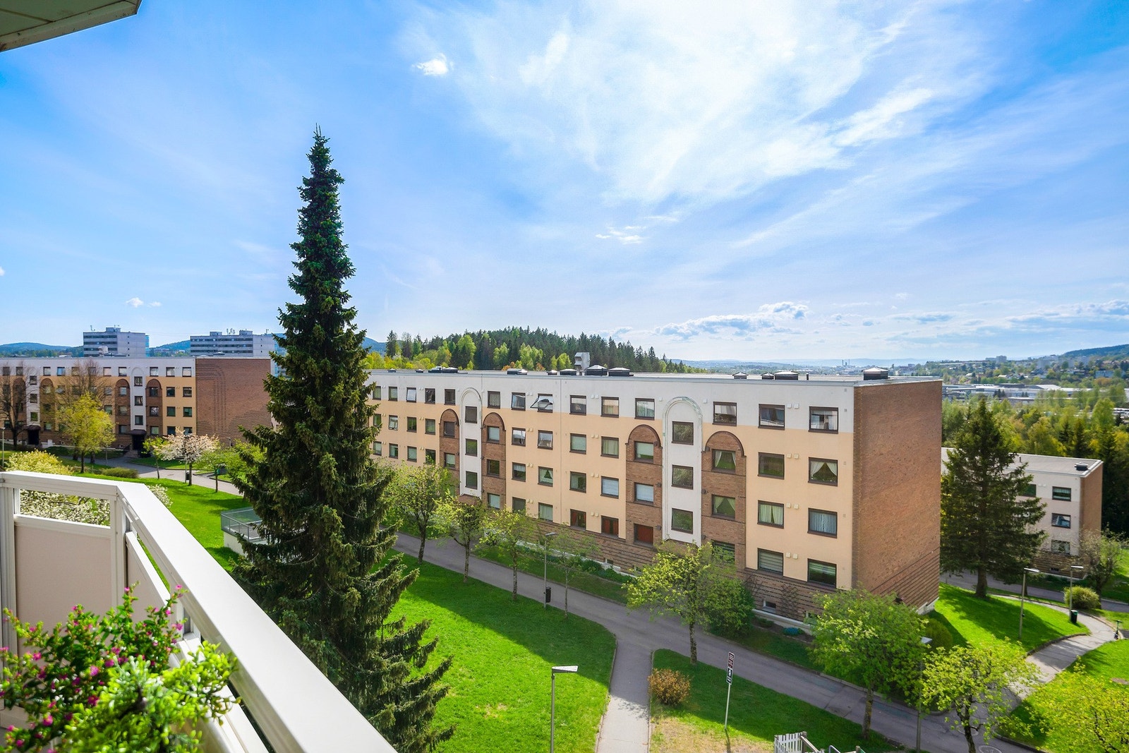 Boligen ligger i byggets toppetasje (4. etasje) via trapp. Galleribilde
