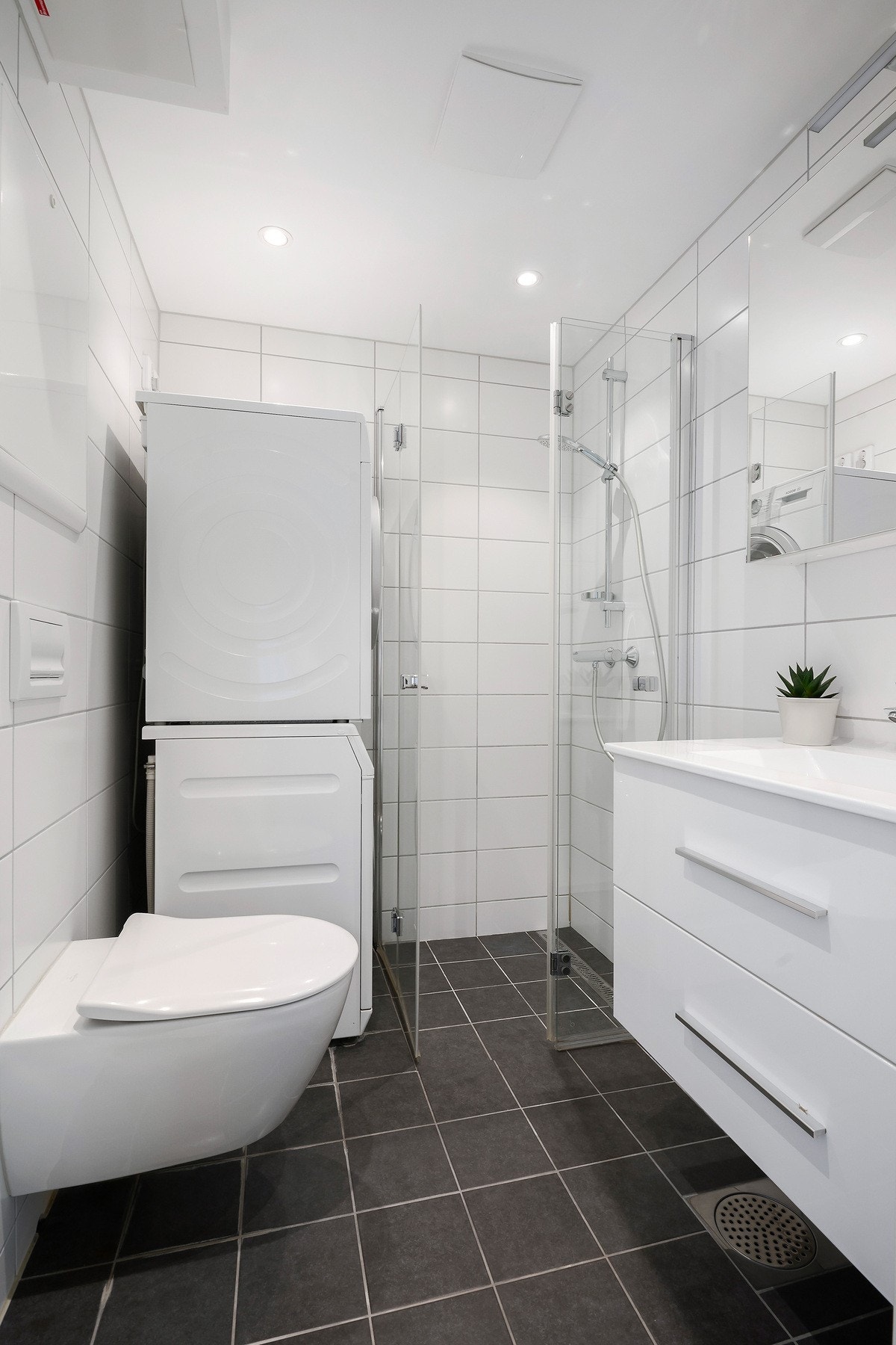 Pent flislagt bad pusset opp i regi av borettslaget i 2019. Badet har varmekabler i gulvet som gir en lun og komfortabel følelse, og spotlights i taket sørger for godt lys til morgenstellet. Galleribilde