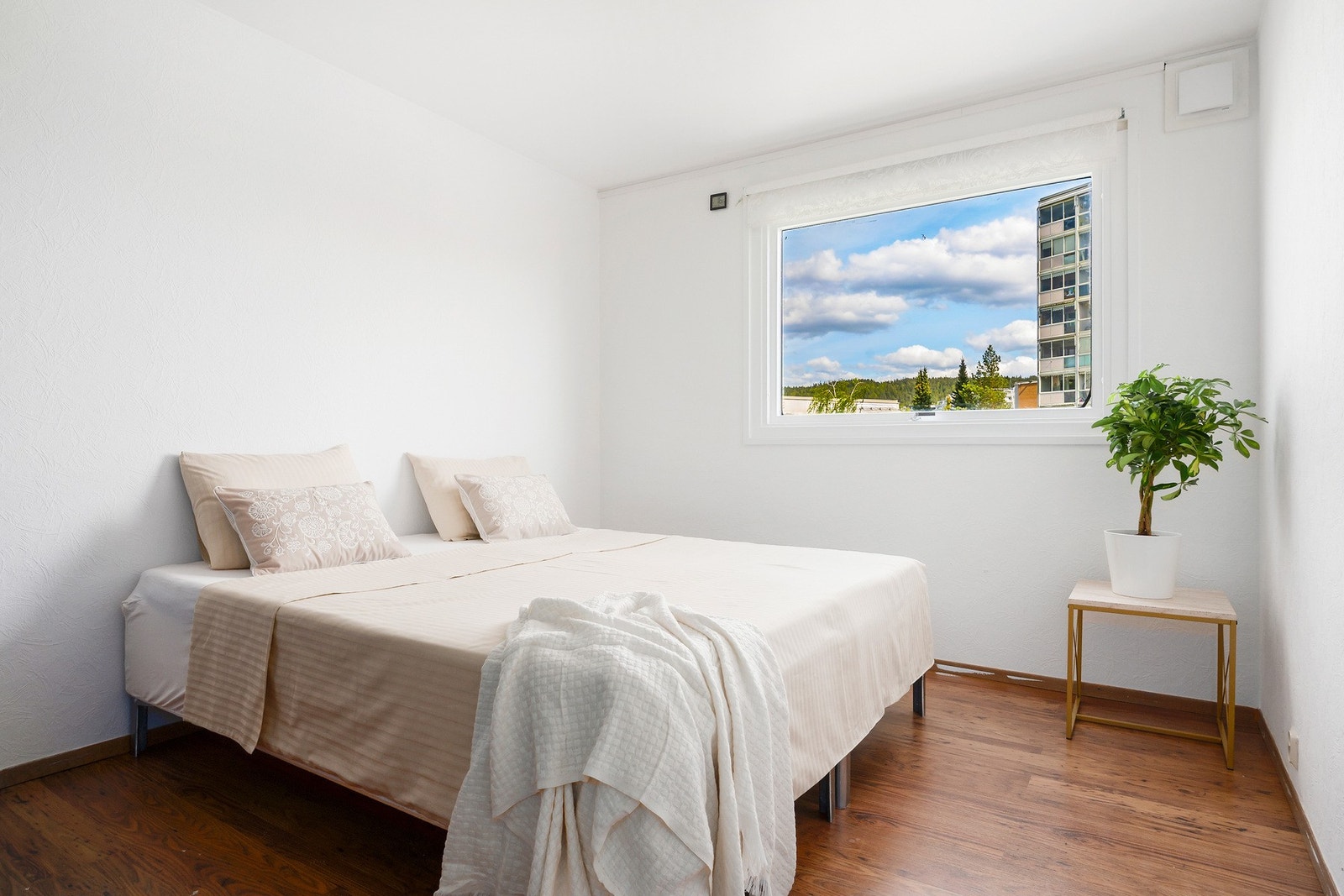 Hovedsoverom med god plass til en stor dobbeltseng, nattbord og garderobeskap, og gir et komfortabelt og rolig rom for hvile. Galleribilde