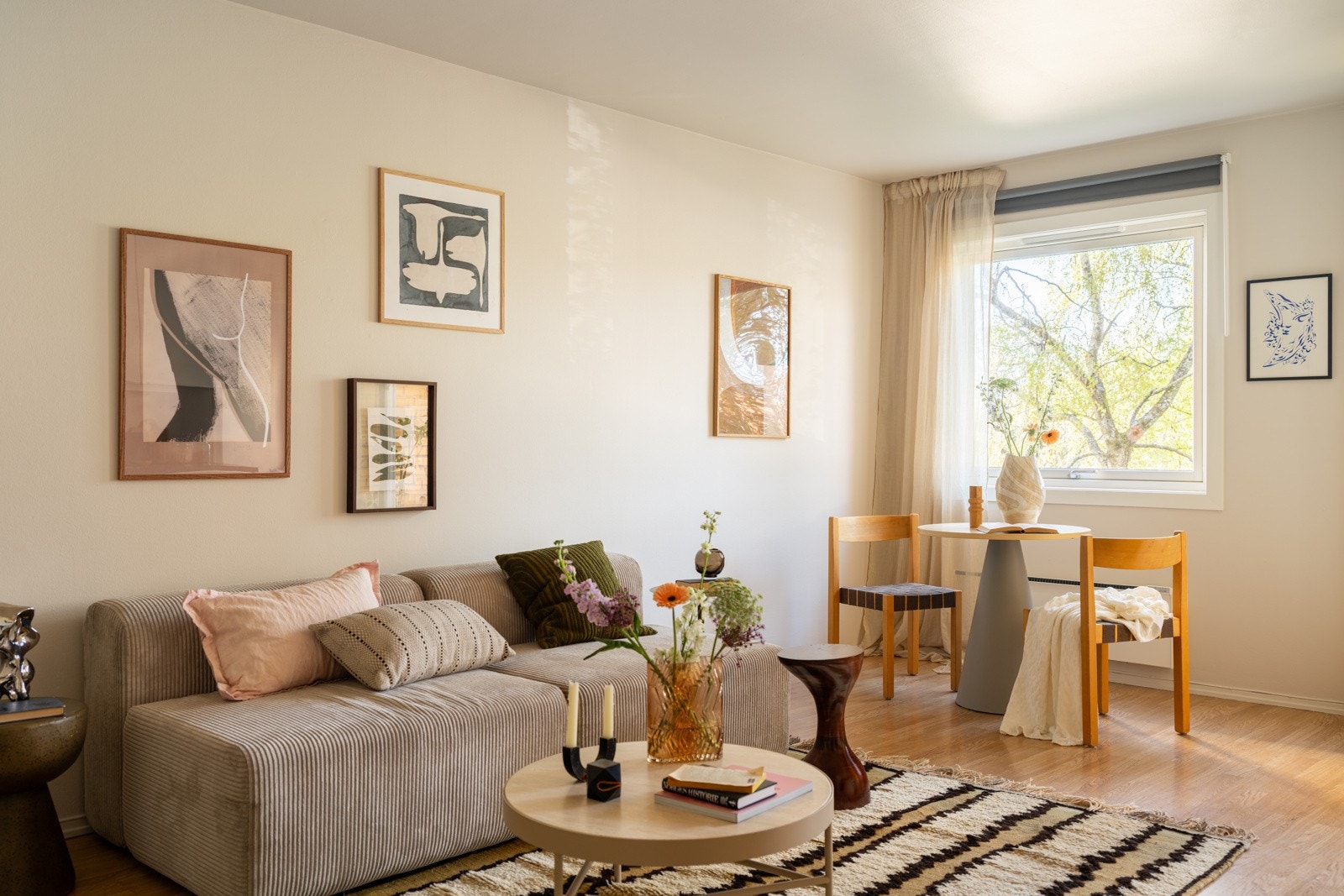Stuen er det naturlige oppholdsrommet i leiligheten, og er et lyst og hyggelig rom. Galleribilde