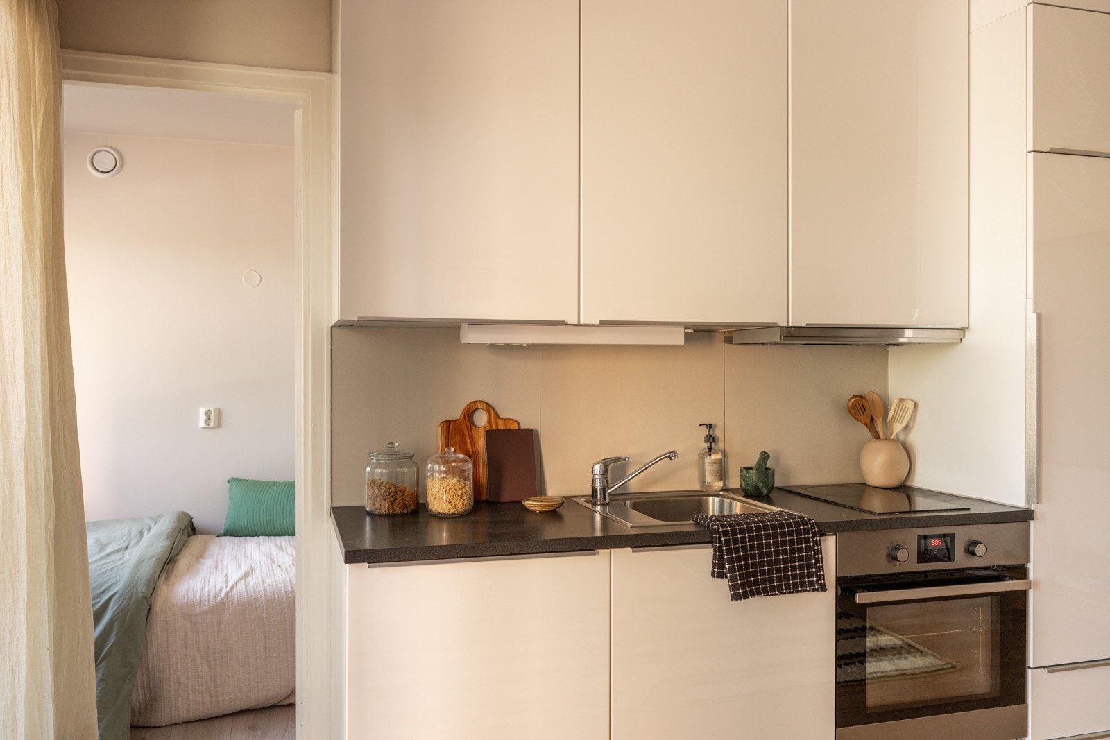 Kjøkkenet er utstyrt med medfølgende hvitevarer som nedfelt platetopp, stekeovn og kjøleskap. Alle hvitevarene er integrerte og medfølger i handelen. Det er kjøkkenventilator med kullfilter. Galleribilde