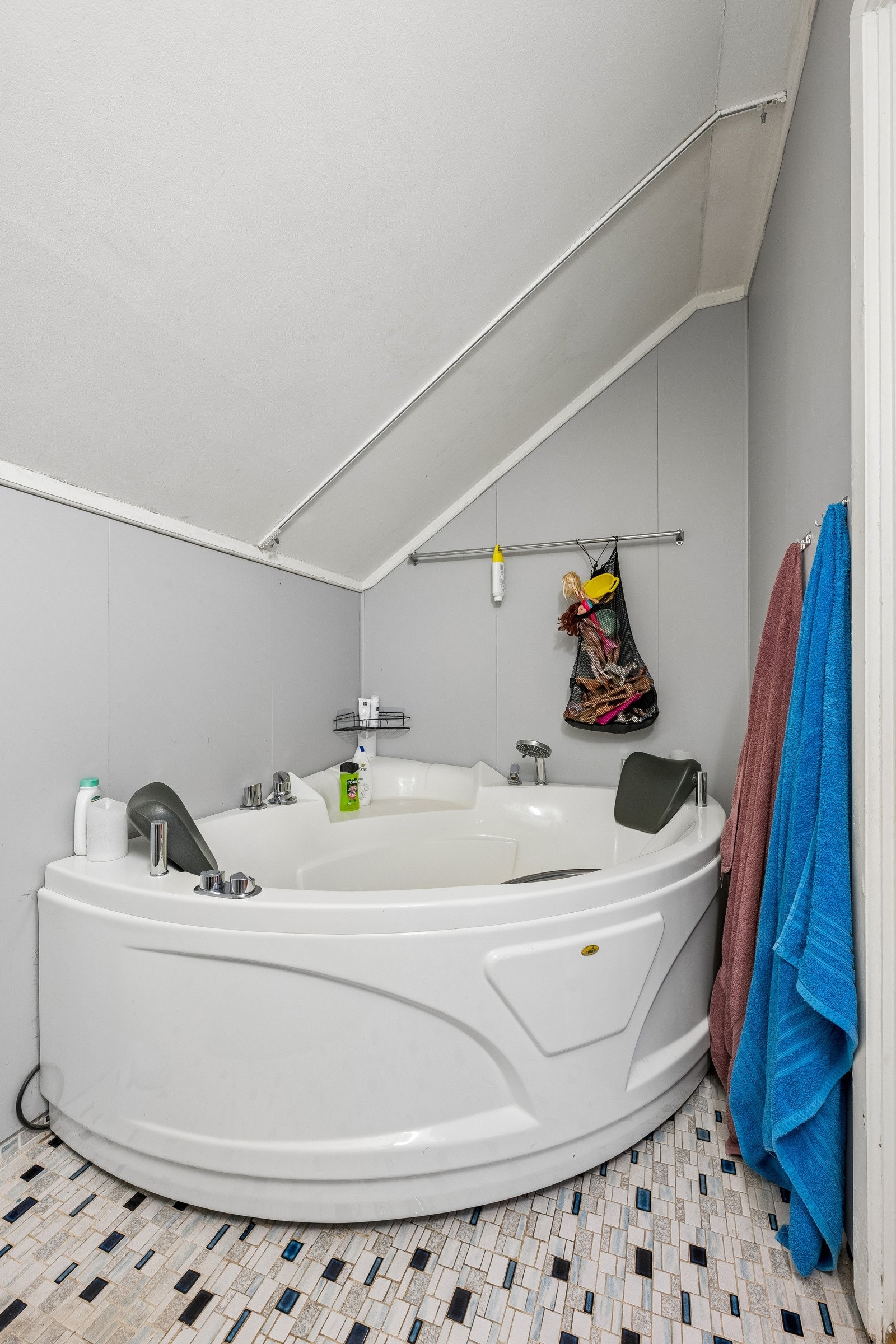 Badet befinner seg i husets 2. etasje, på samme plan som alle soverom. Galleribilde
