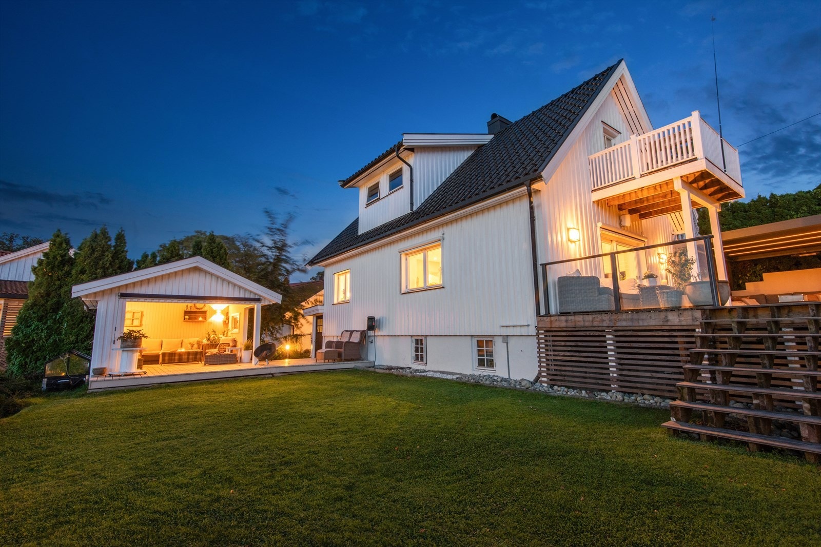 Terrassen har glassrekkverk som gir en uforstyrret utsikt, slik at du kan nyte den i sin fulle prakt. Galleribilde