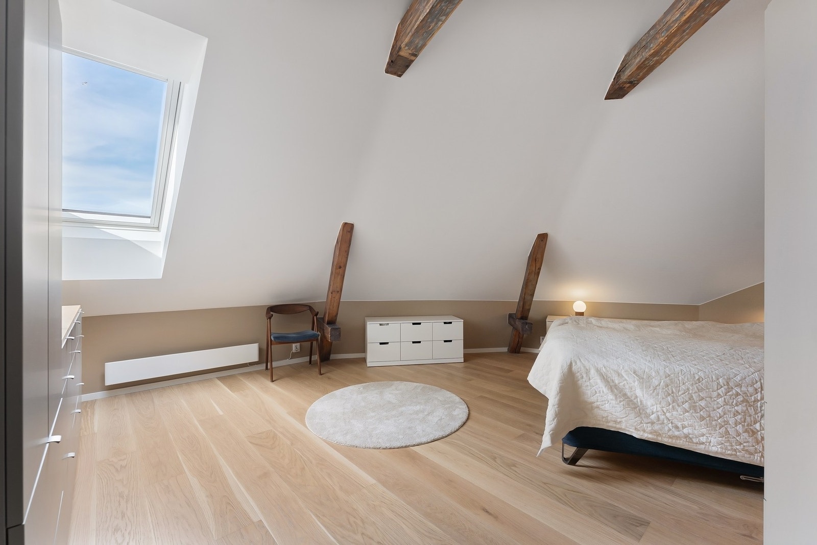 Leiligheten har tre pene soverom, alle med Velux takvinduer som sørger for rikelig med naturlig lys. Alle soverom er også utstyrt med solskjerming. Galleribilde