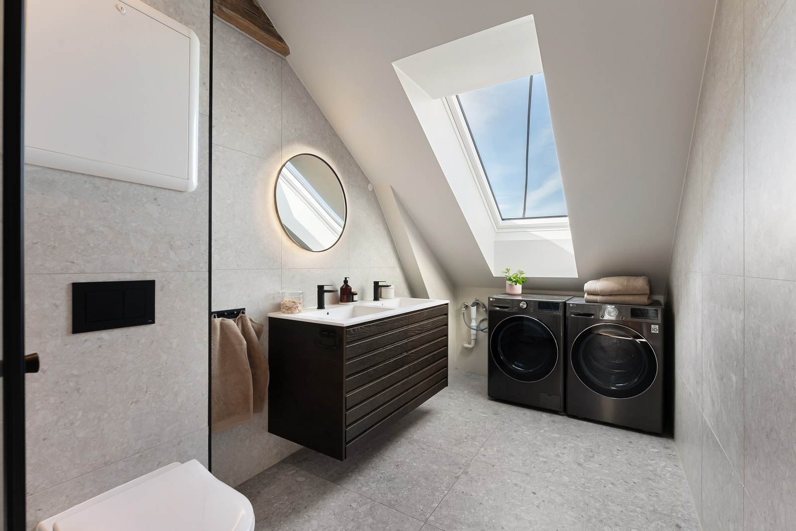 Badet var nytt i 2022, og fremstår som delikat og moderne. Innfelte LED-downlights med dimmer, store fliser i serien Pietre di paragone gré på veggene og matchende fliser på gulv med gulvvarme. Dusjhjørne med innfellbare glassdører fra VikingBad. Galleribilde
