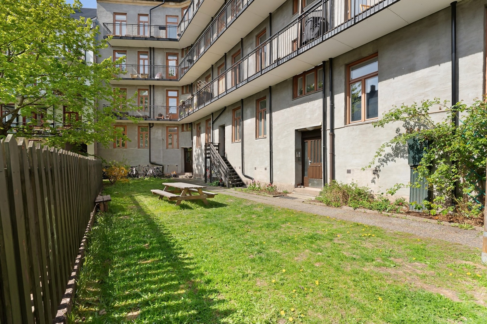 Her er det sykkelparkering, samt en uteplass med sittegruppe til felles anvendelse. Galleribilde