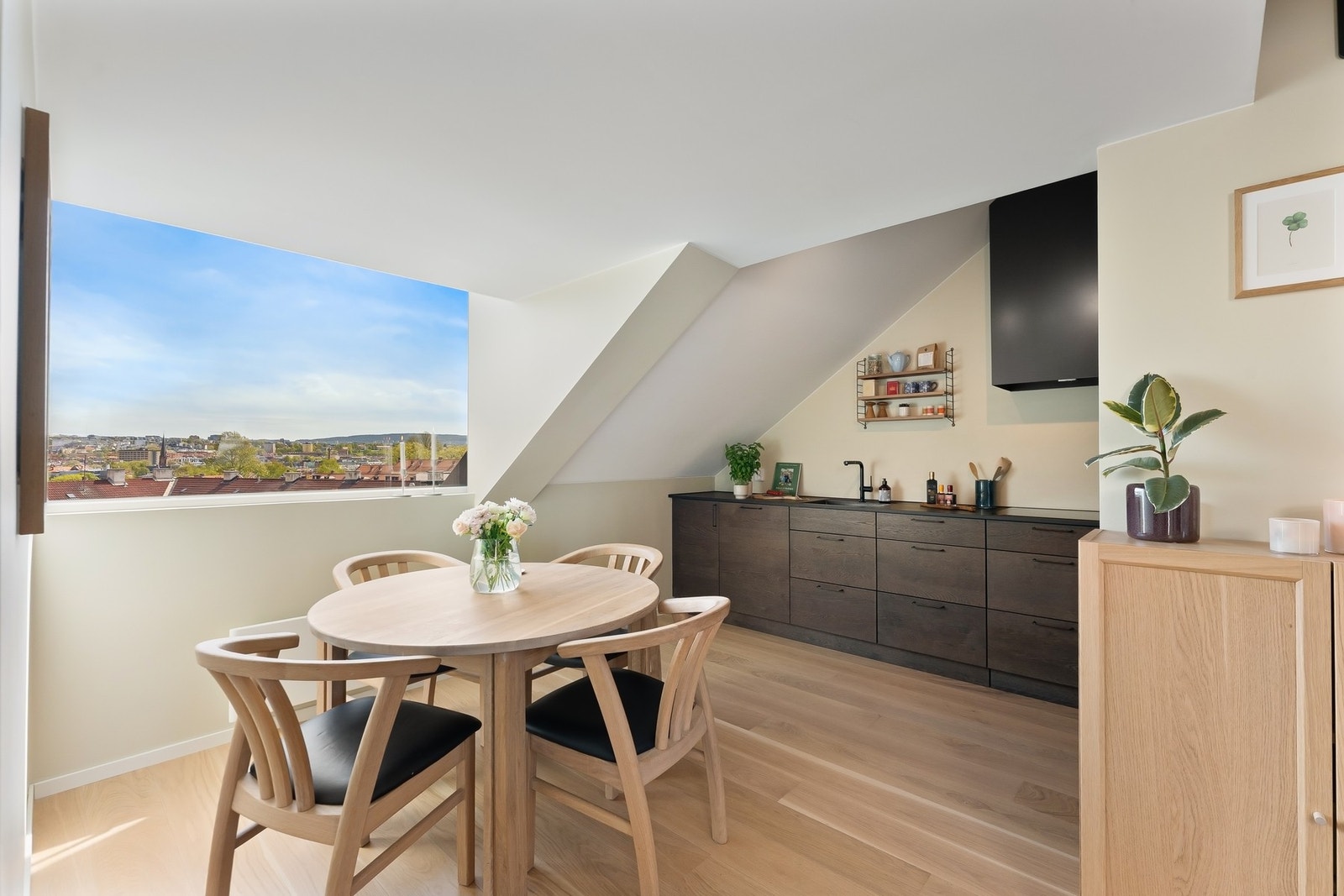 Kjøkkenet, som var nytt i 2022, har et smakfullt og tidsmessig design med gode benkeflater og rikelig med oppbevaringsplass. Galleribilde