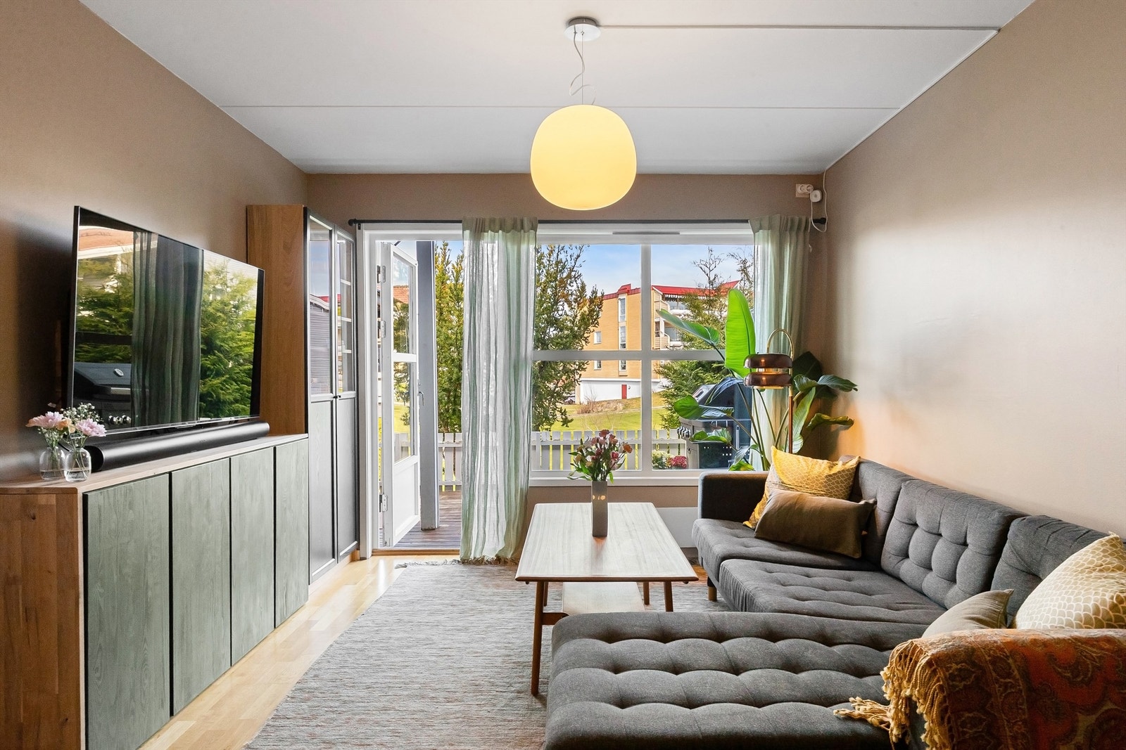 Stuen oppleves lys og luftig hvor det er enkelt å trives Galleribilde