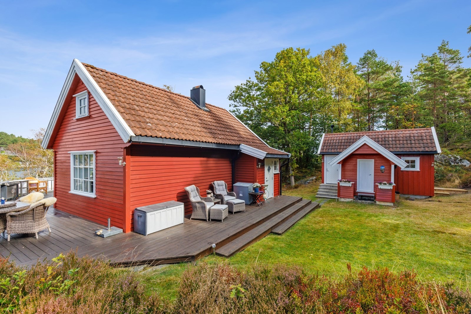 Hovedhytta og annekset danner et hyggelig og privat tun på eiendommen. Galleribilde